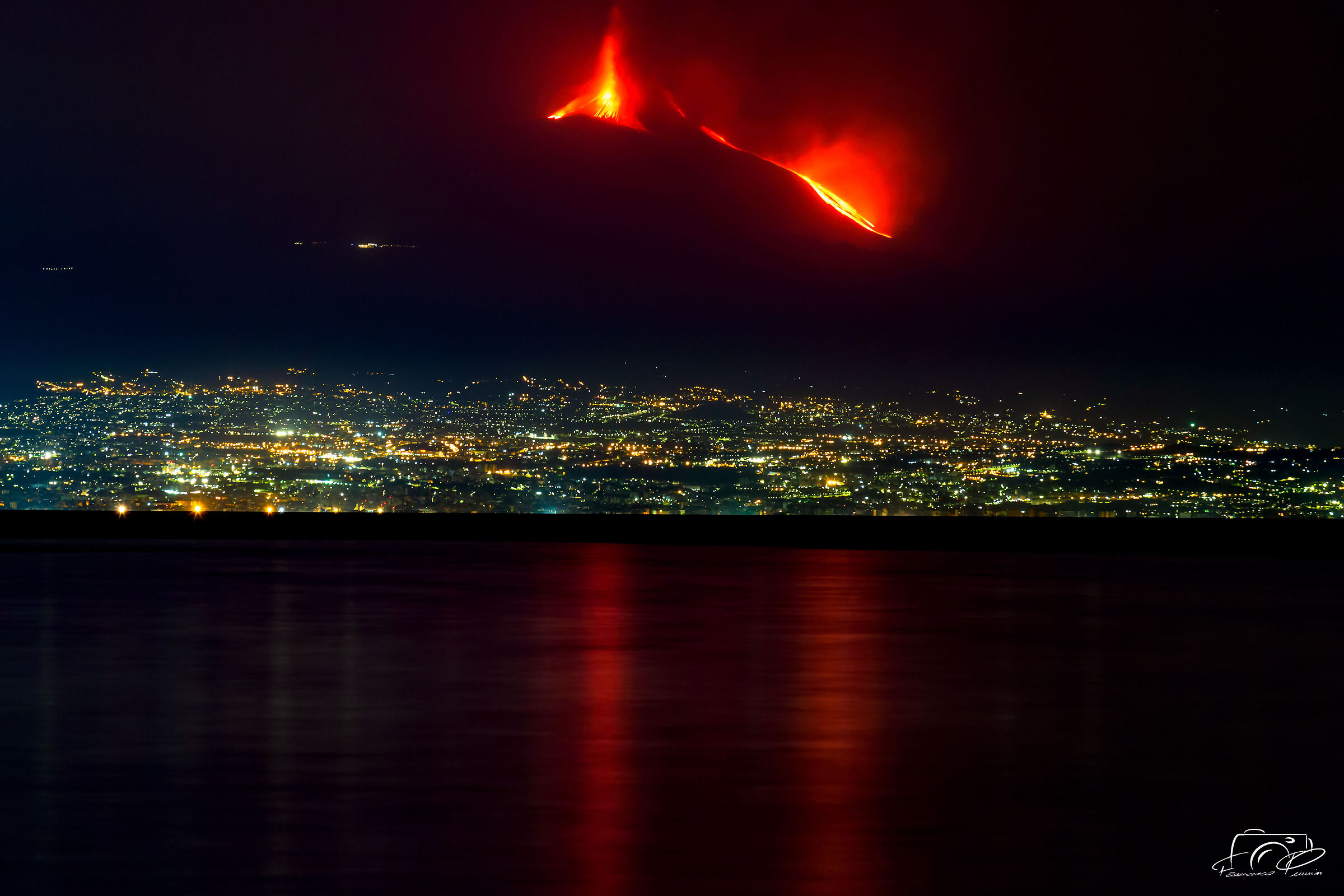L'Etna in piena eruzione osservata dalla costa