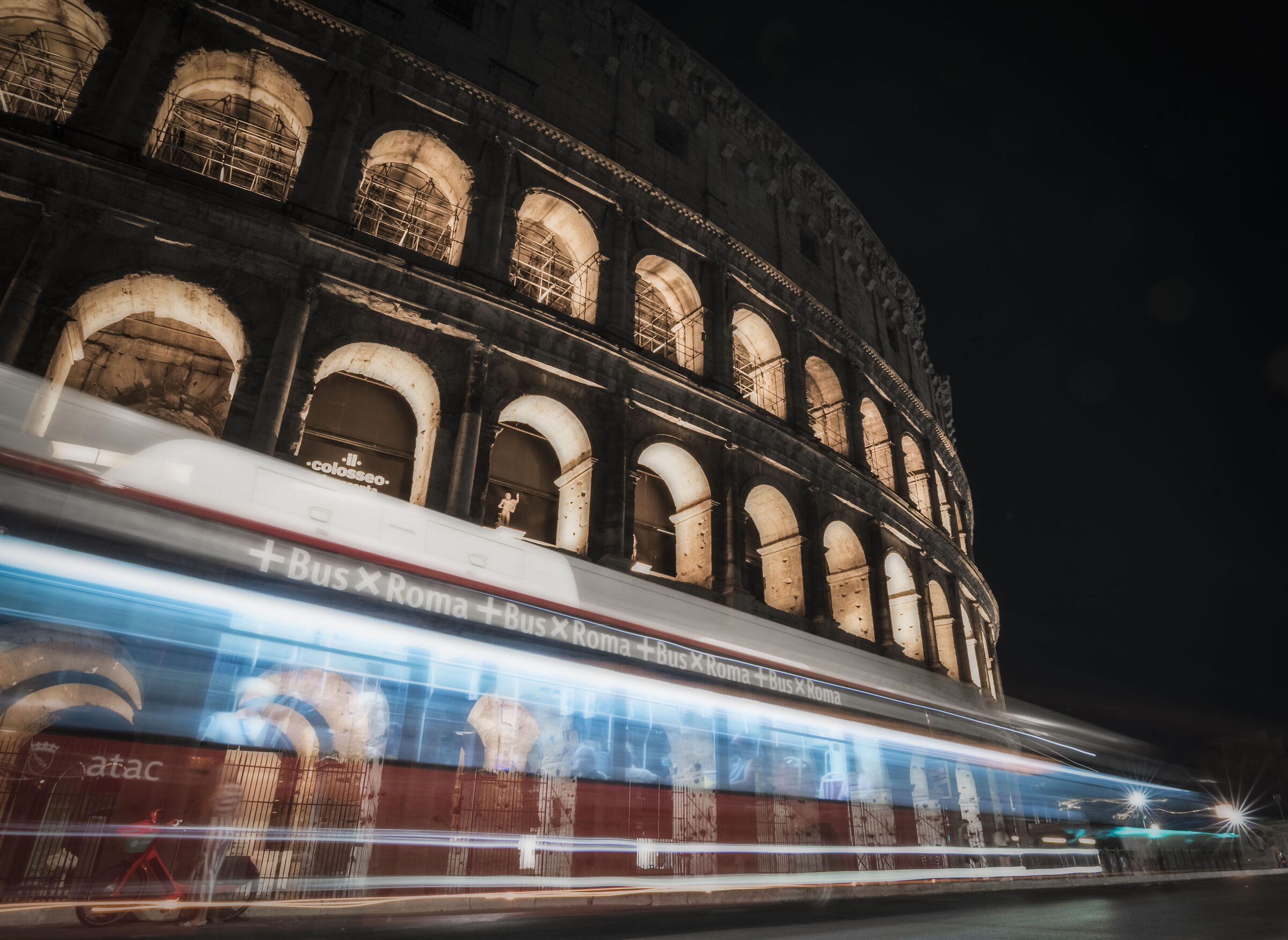 Scie di luce al Colosseo