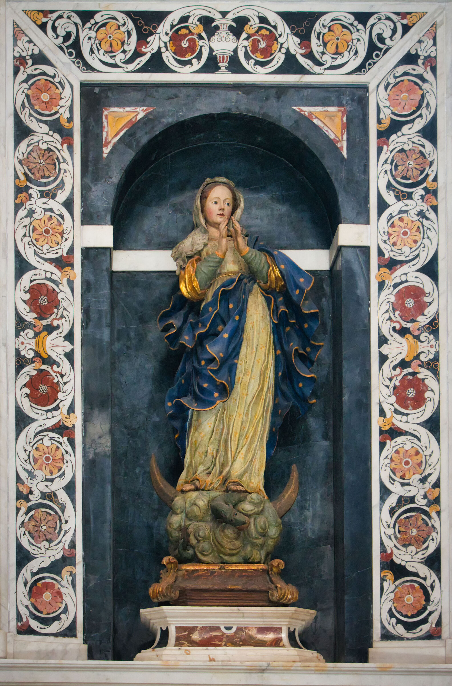 Statua Dell'immacolata in stile Genovese (sacrestia)