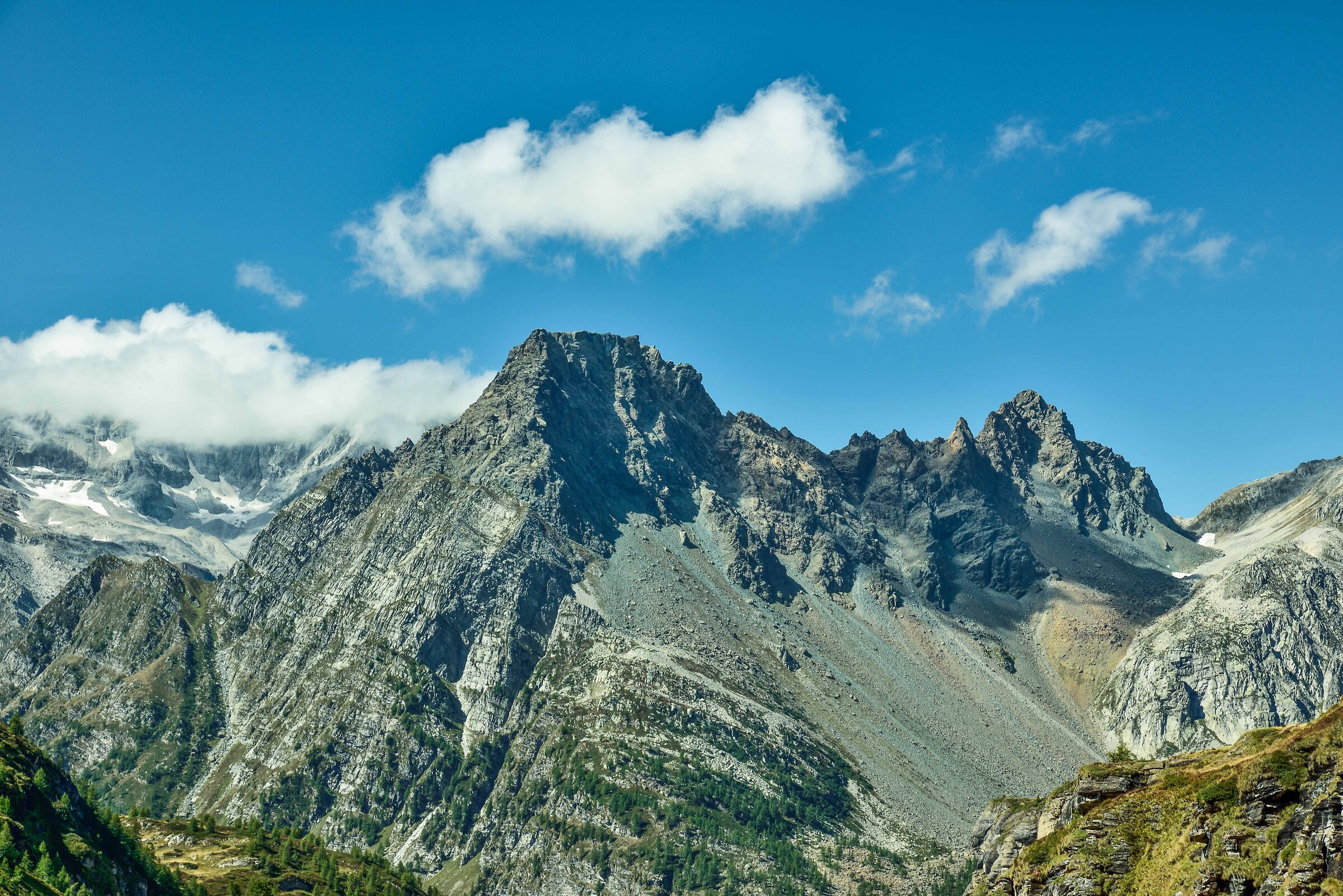 al centro il Pizzo Fizzi 2757m ed a sinistra