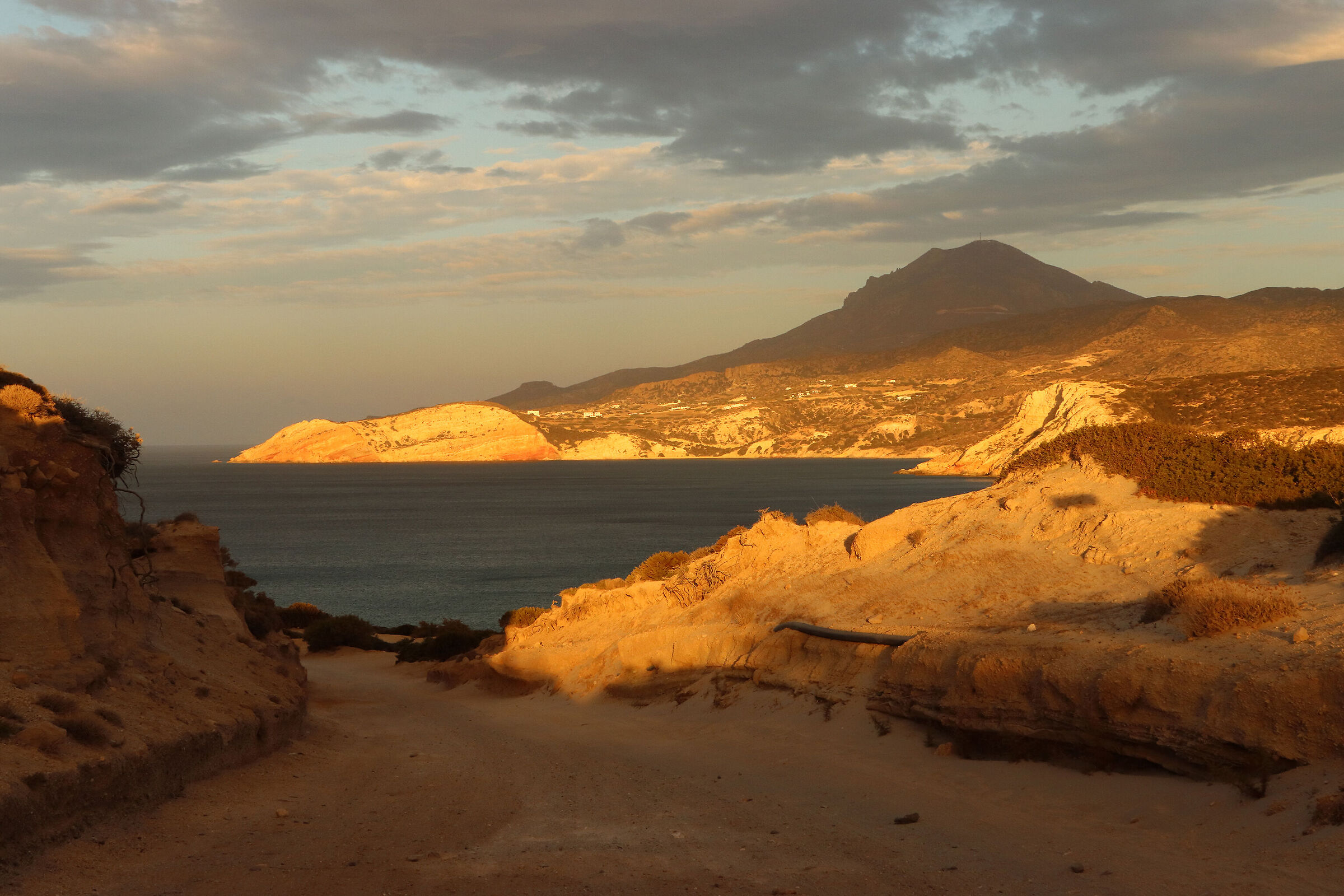 M I L O S - lo sterrato per Firiplaka