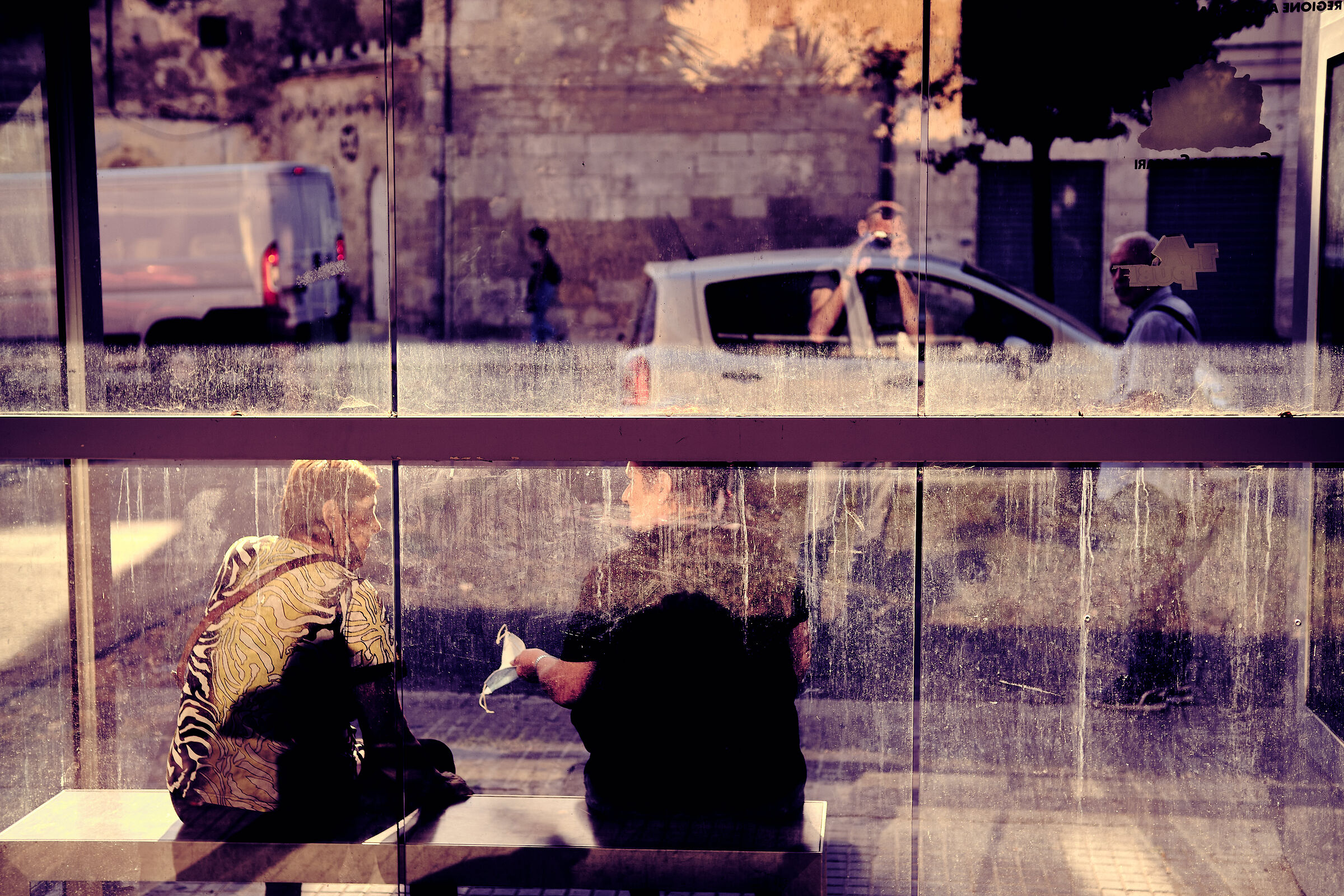 Alla fermata del tram