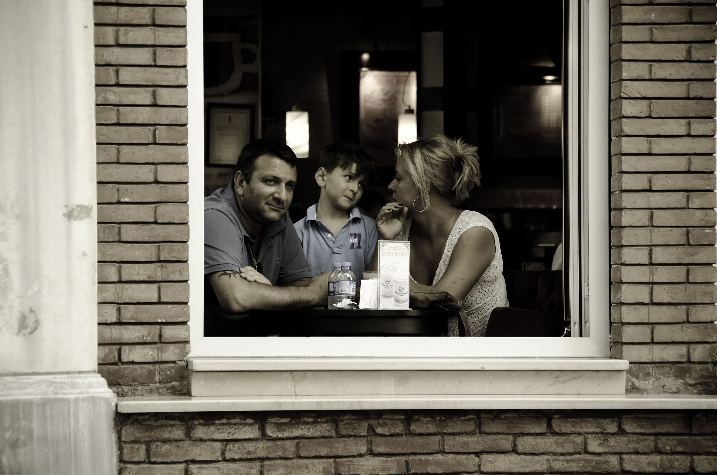 Famiglia di turisti a colazione