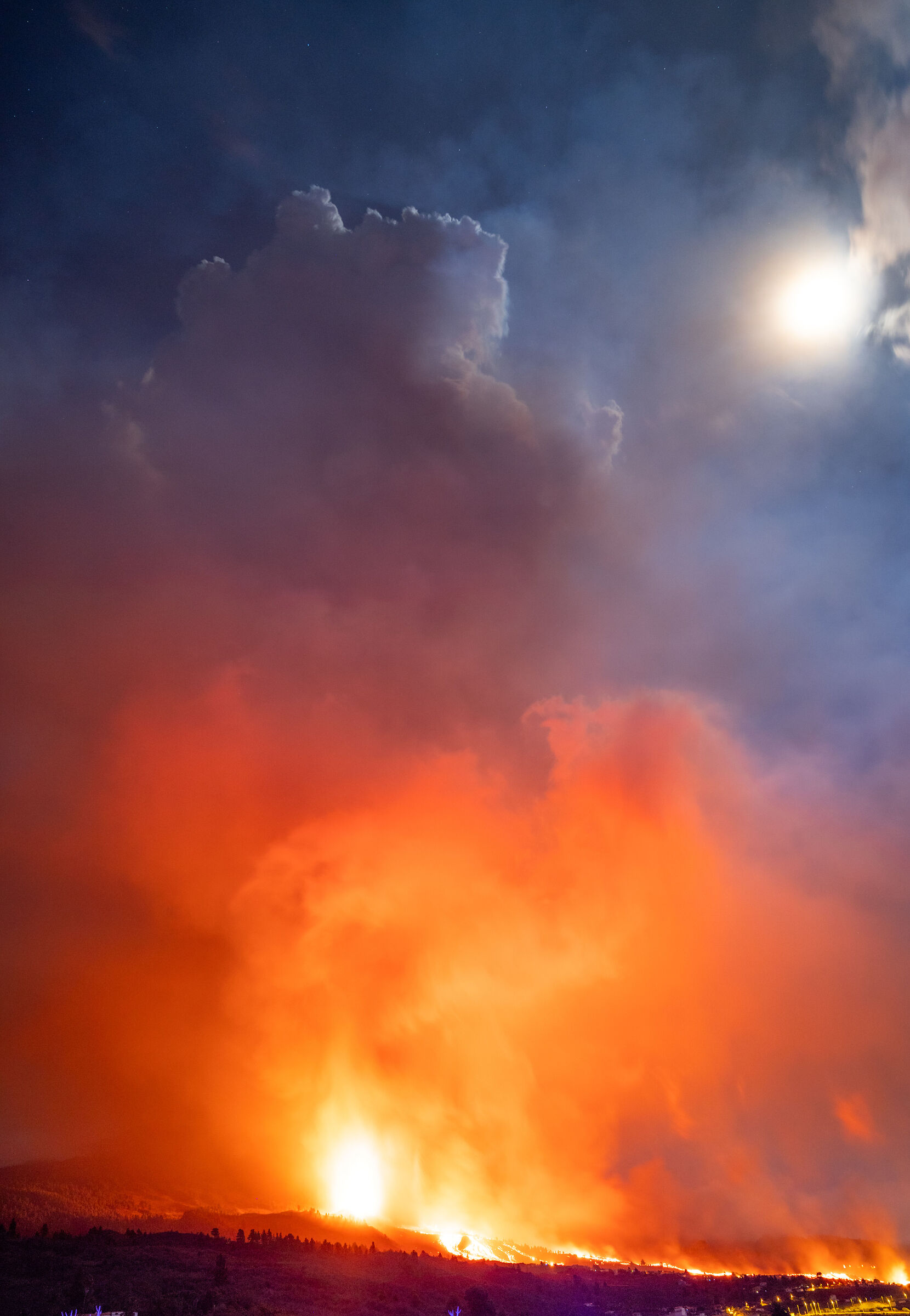 Pirocumulo vulcanico e luna piena