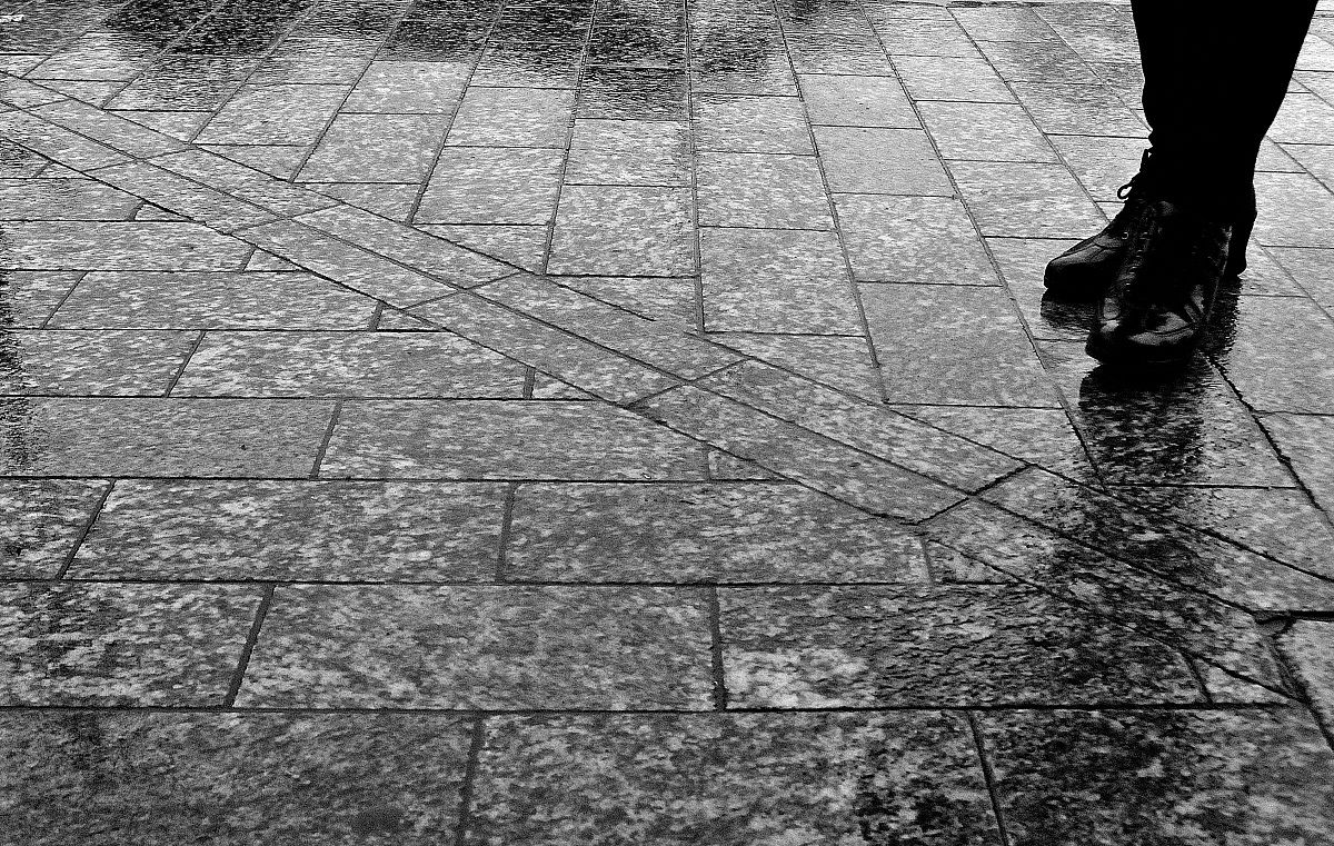 Piedi sul marciapiede bagnato II