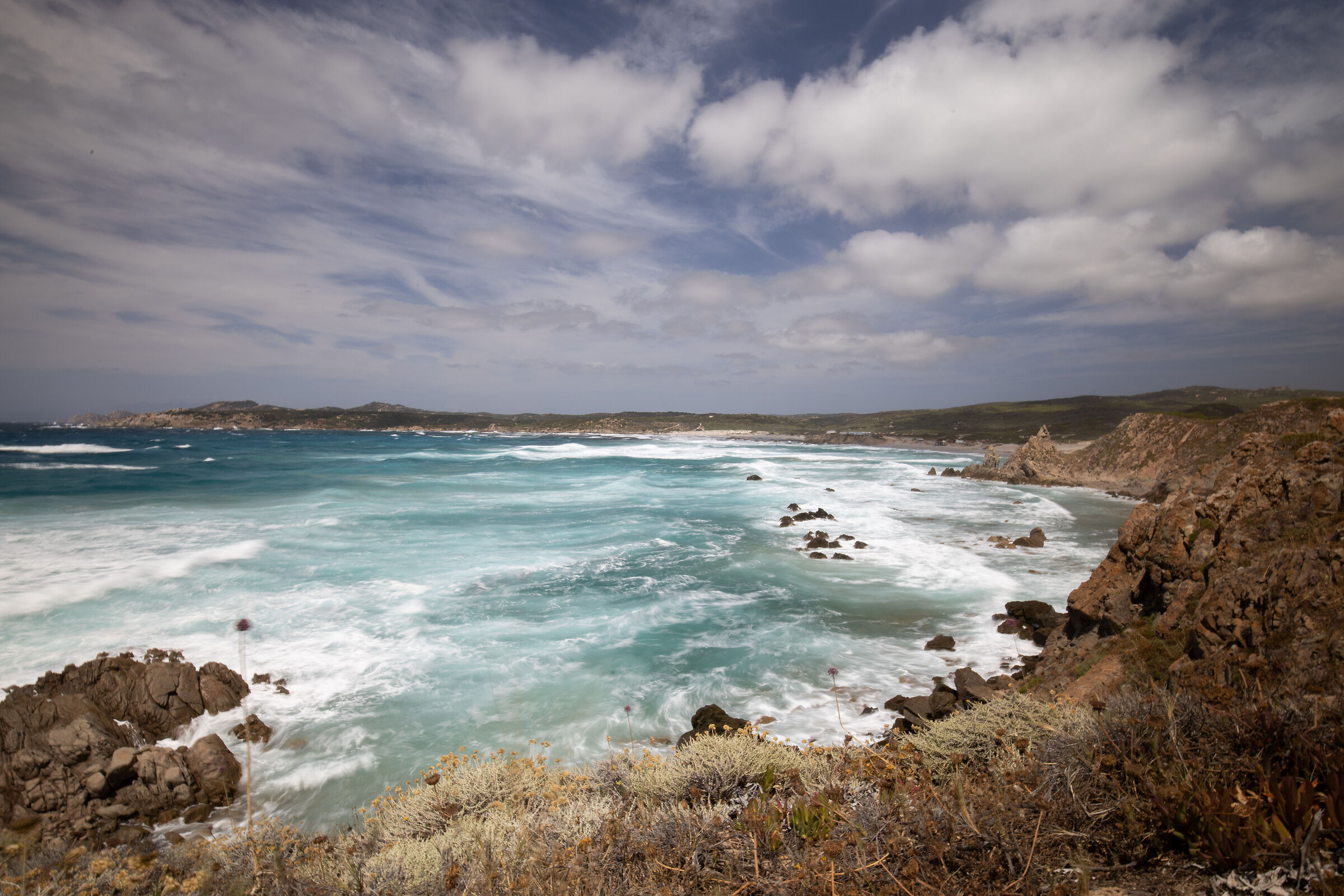urla e biancheggia il mare