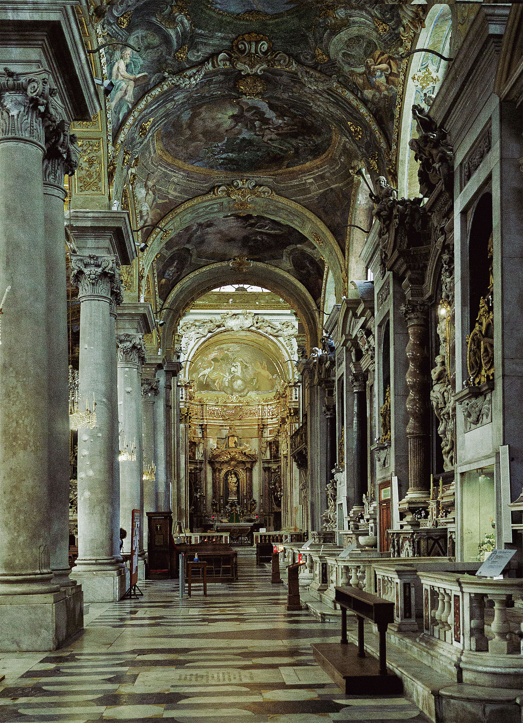 Genoa - Church of the vineyards - Right aisle