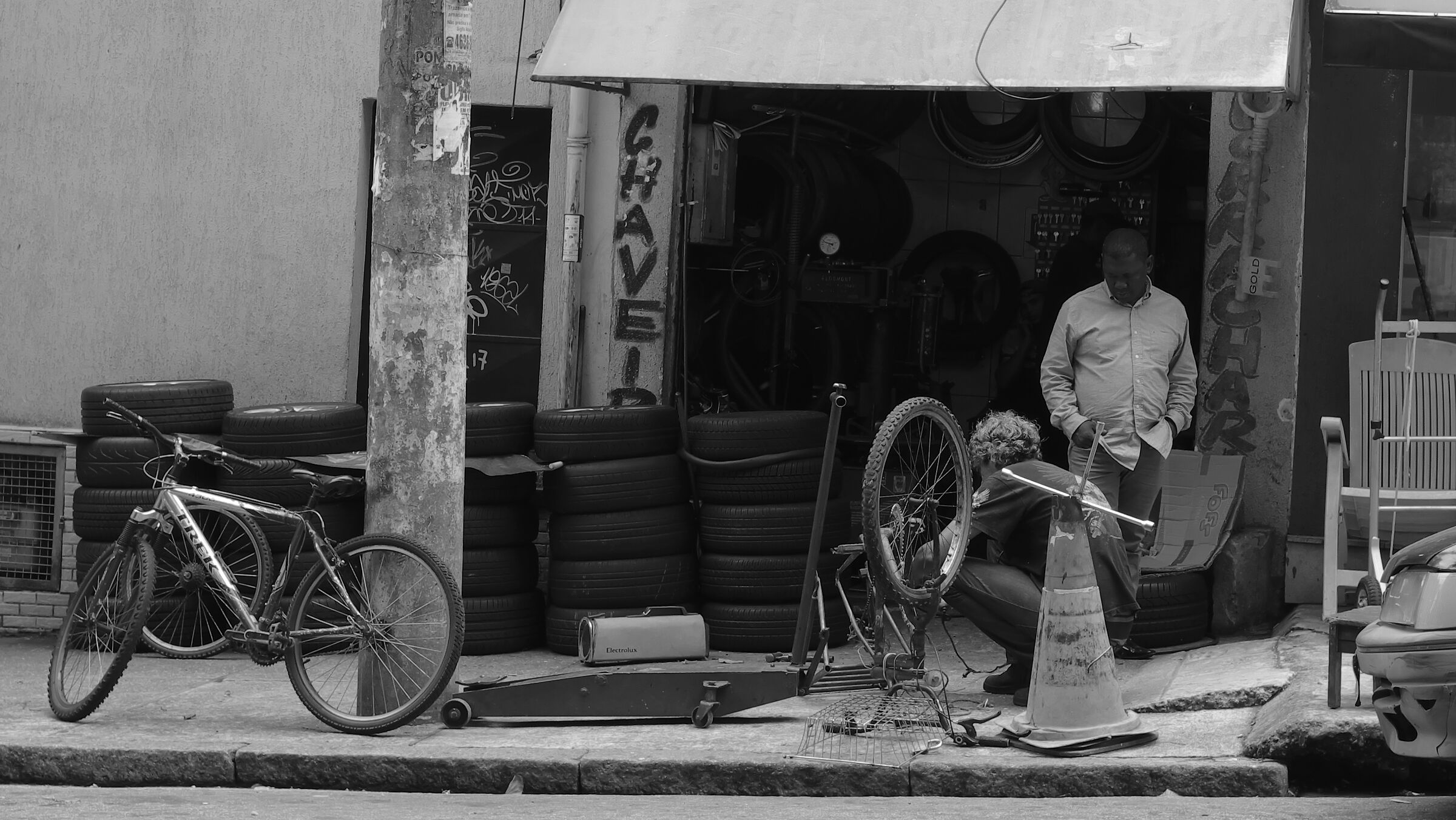 Repairing bicycles - Jardins