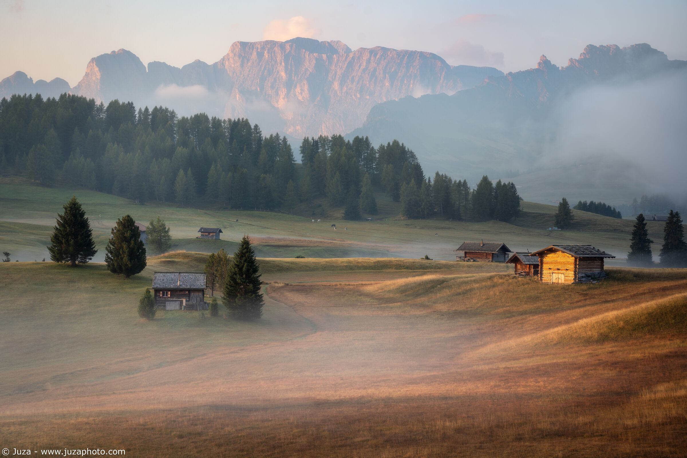 Le baite di Siusi all'alba