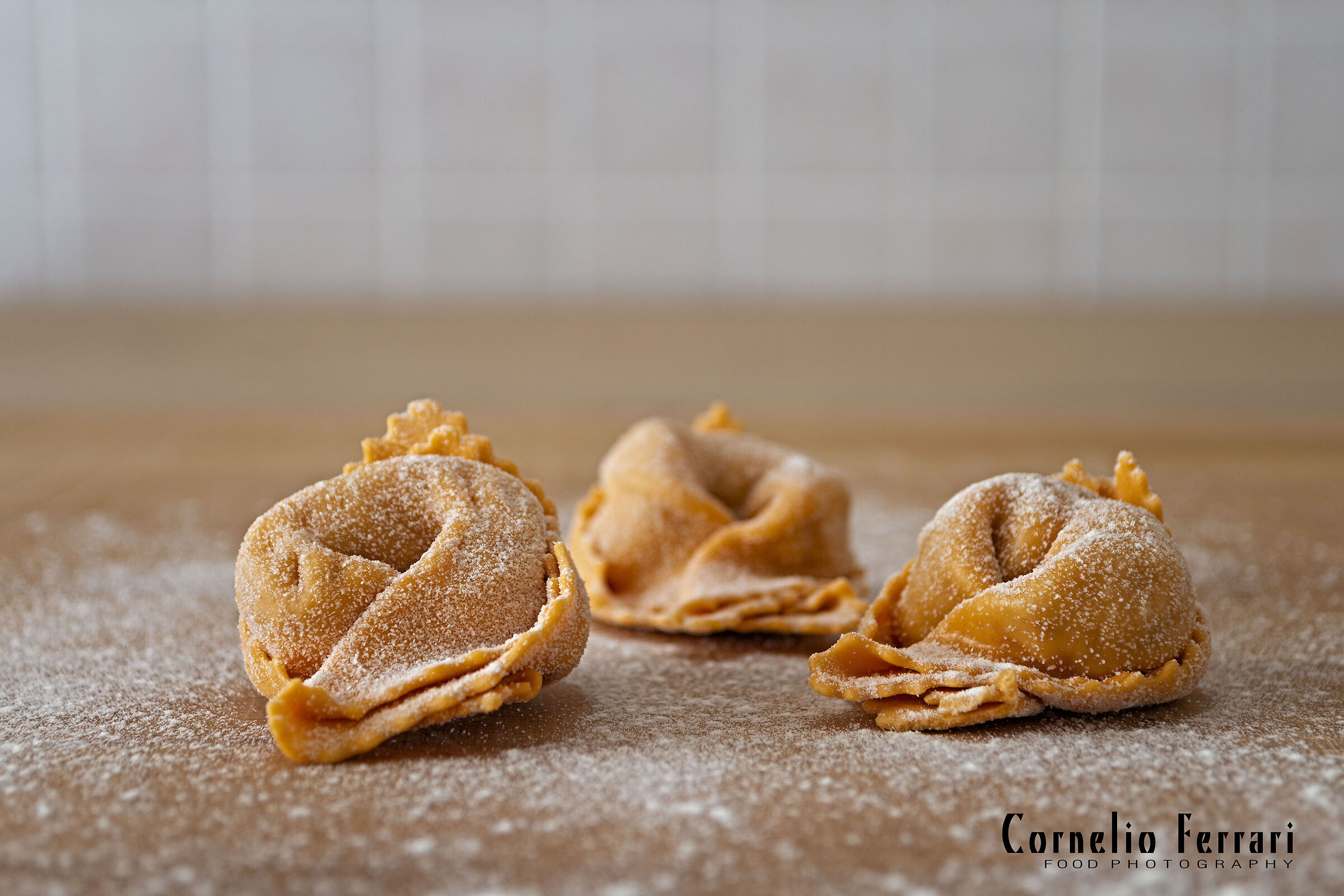 tre ravioli al radicchio su tagliere di legno