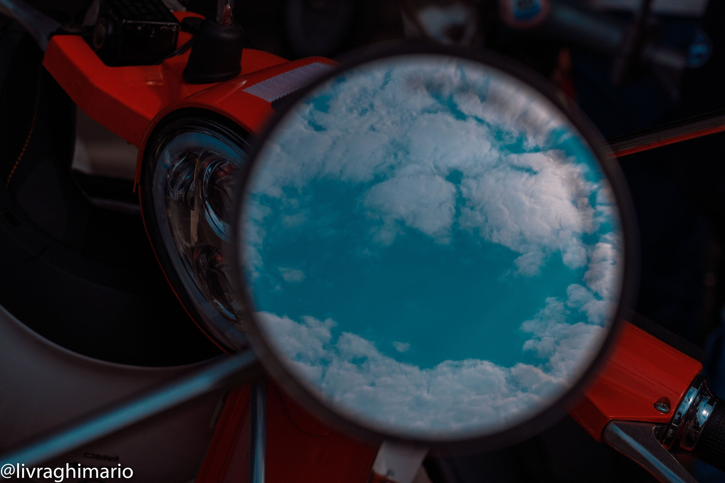 il cielo in uno specchietto