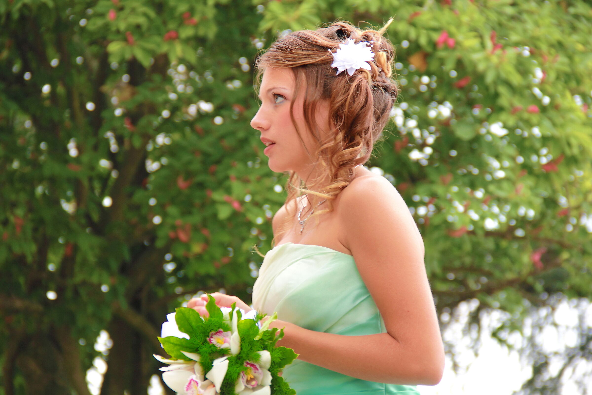 The young bride "enchanted"