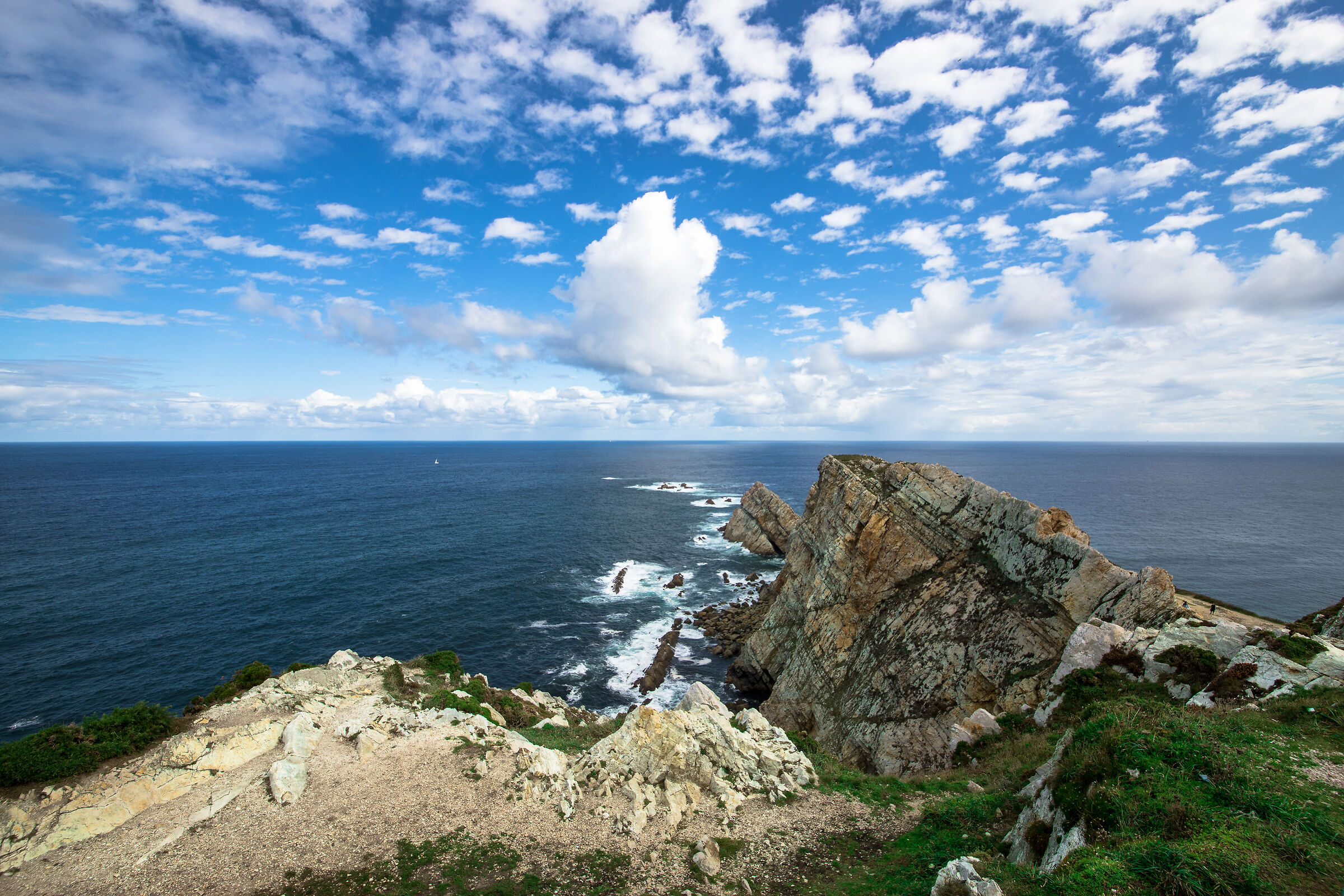 Scogliere sull'oceano