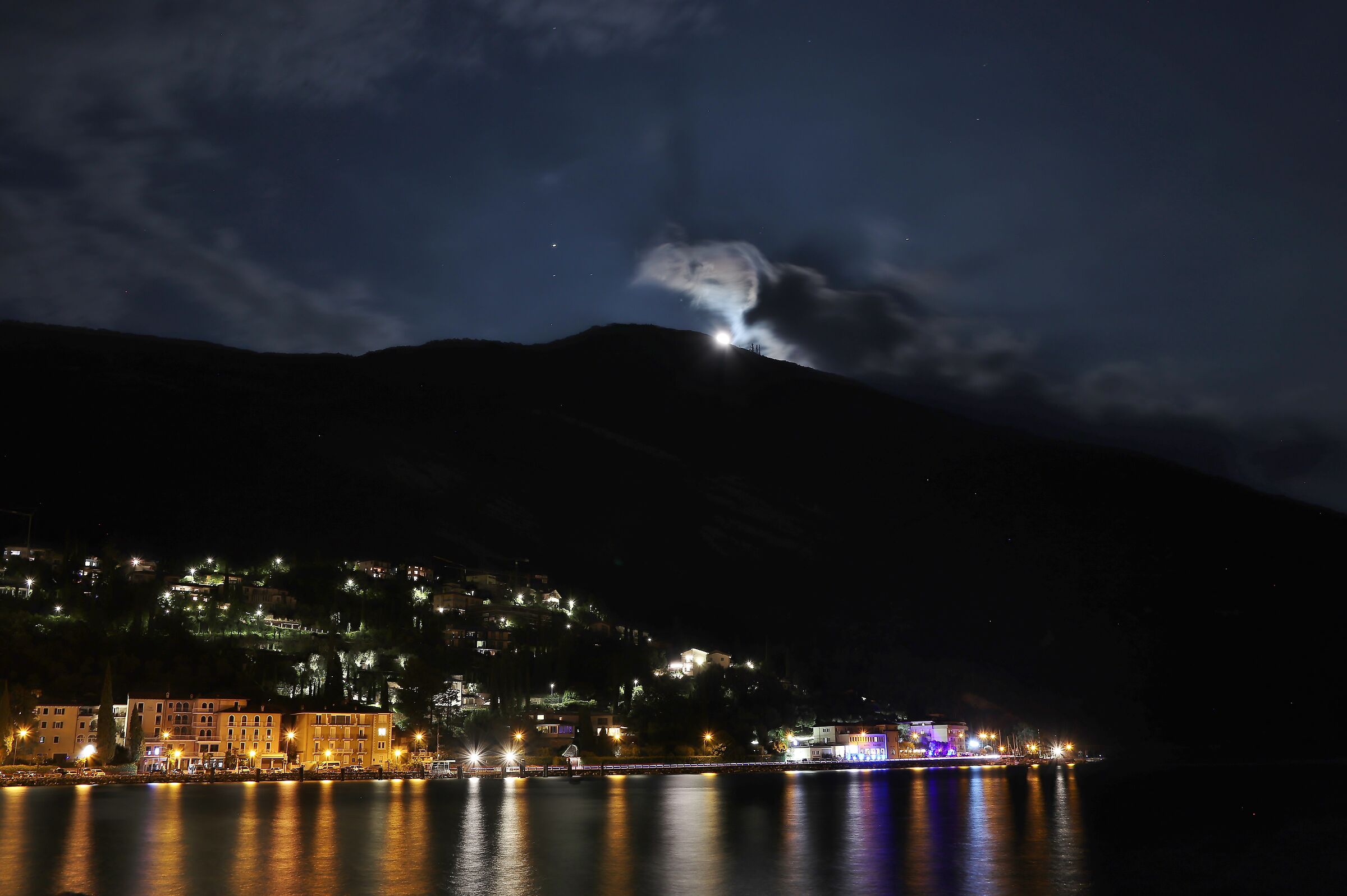 L'alba lunare a Torbole
