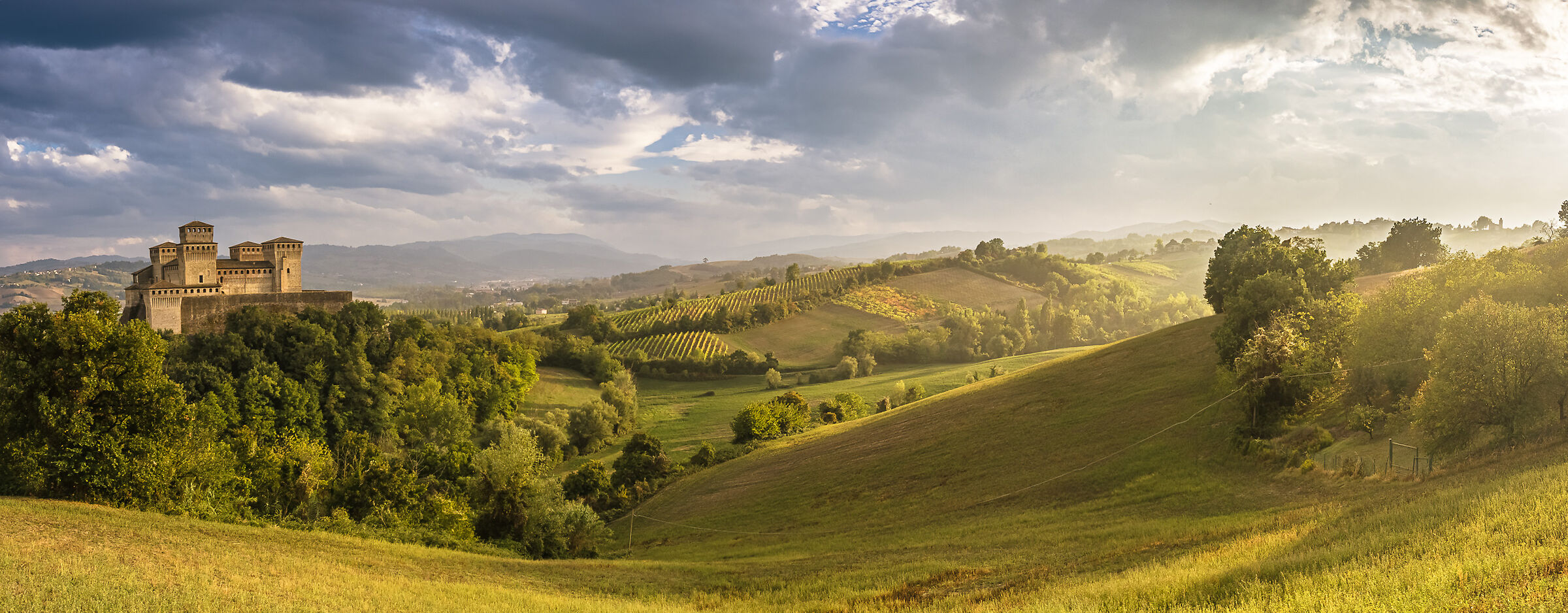 un castello tra le colline
