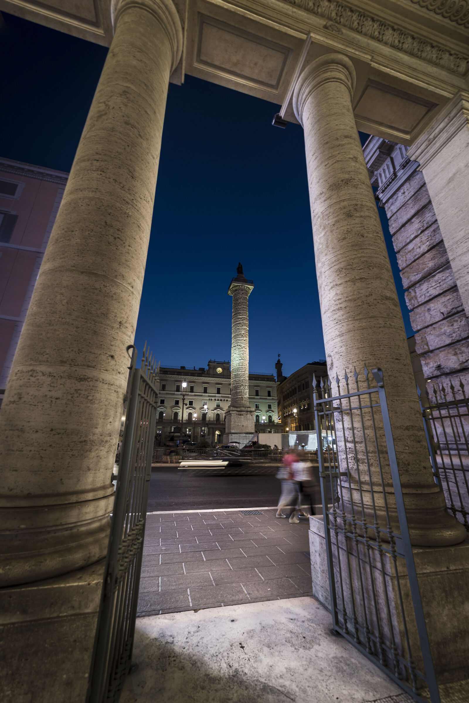 Tra le colonne - Colonna Marco Aurelio - Roma