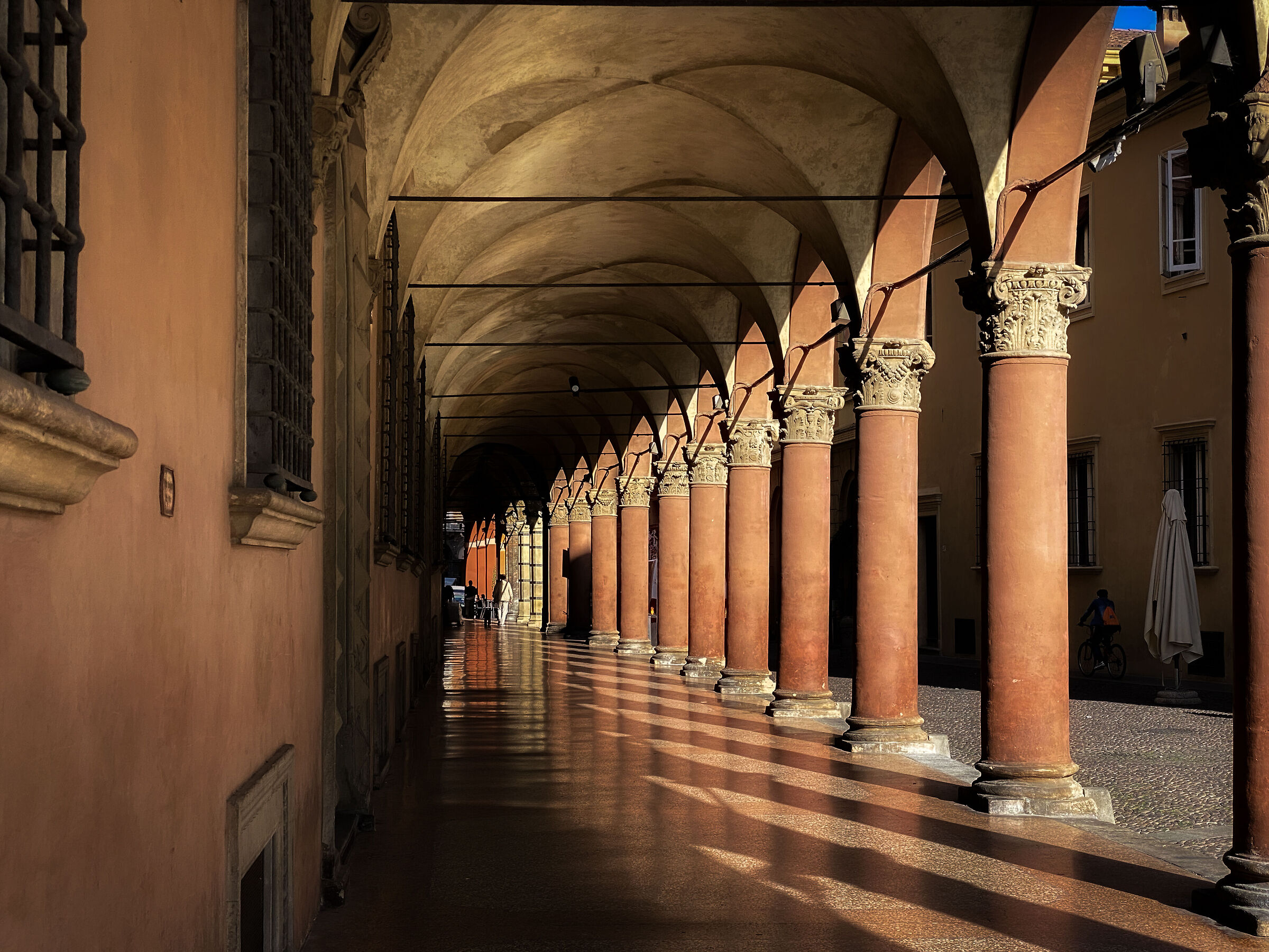 Under the arcades of Piazza S. Stefano (BO)