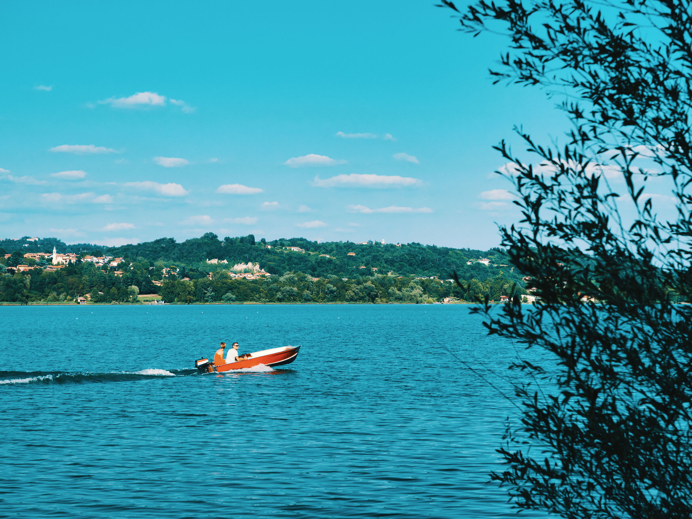 Motoscafo sul lago