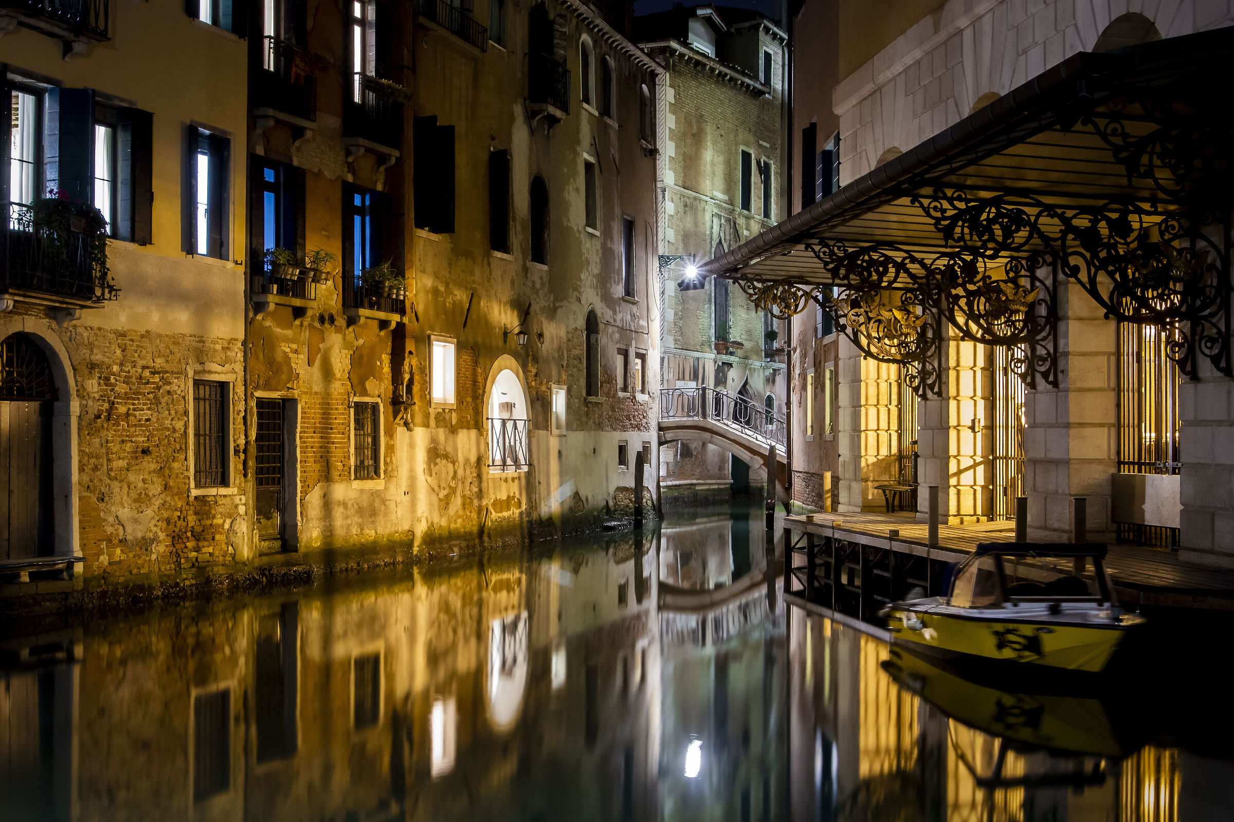 Venezia - Porta d'acqua del Teatro la Fenice