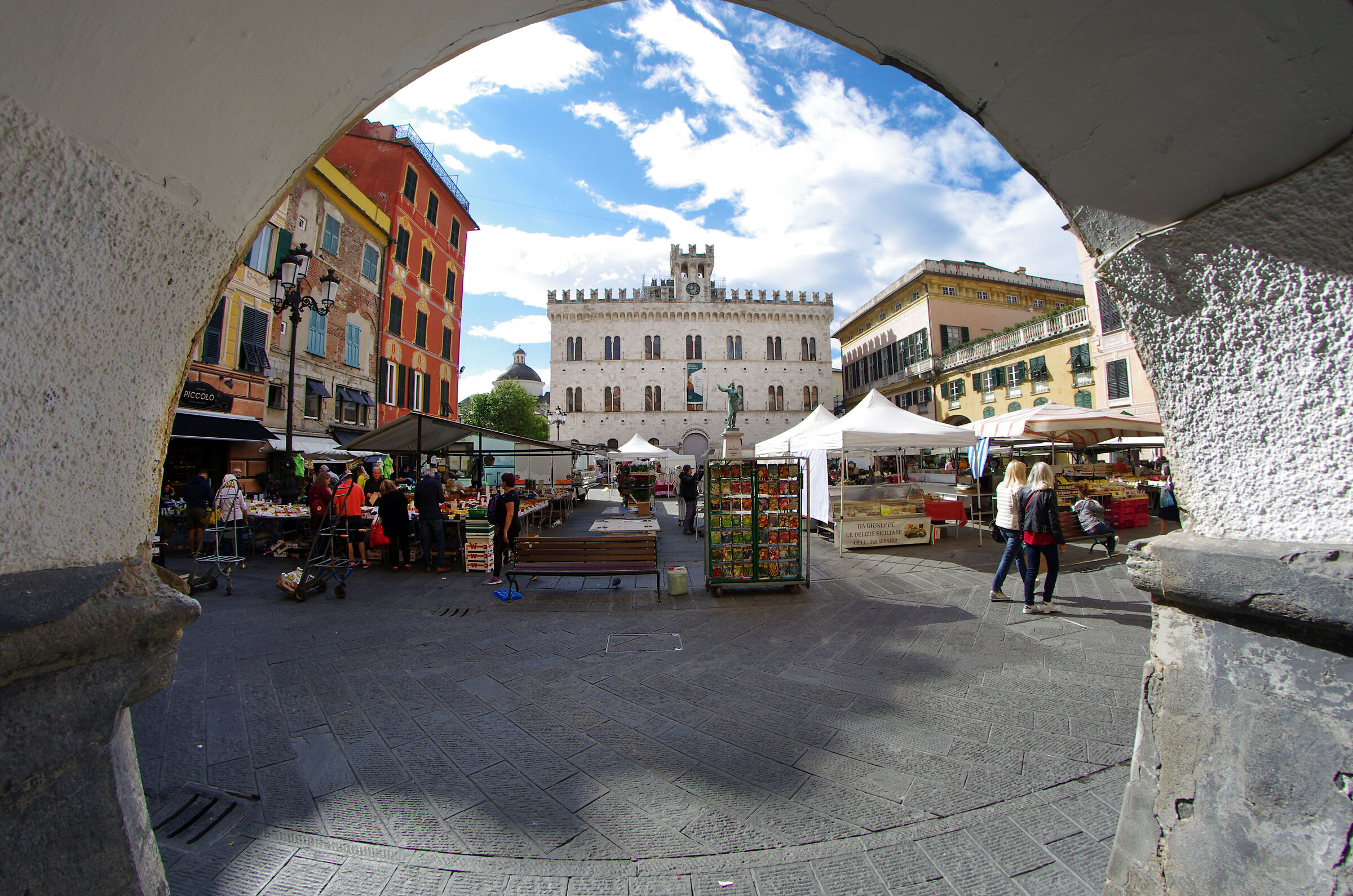 Mercato settimanale in Piazza Mazzini (Chiavari - GE)