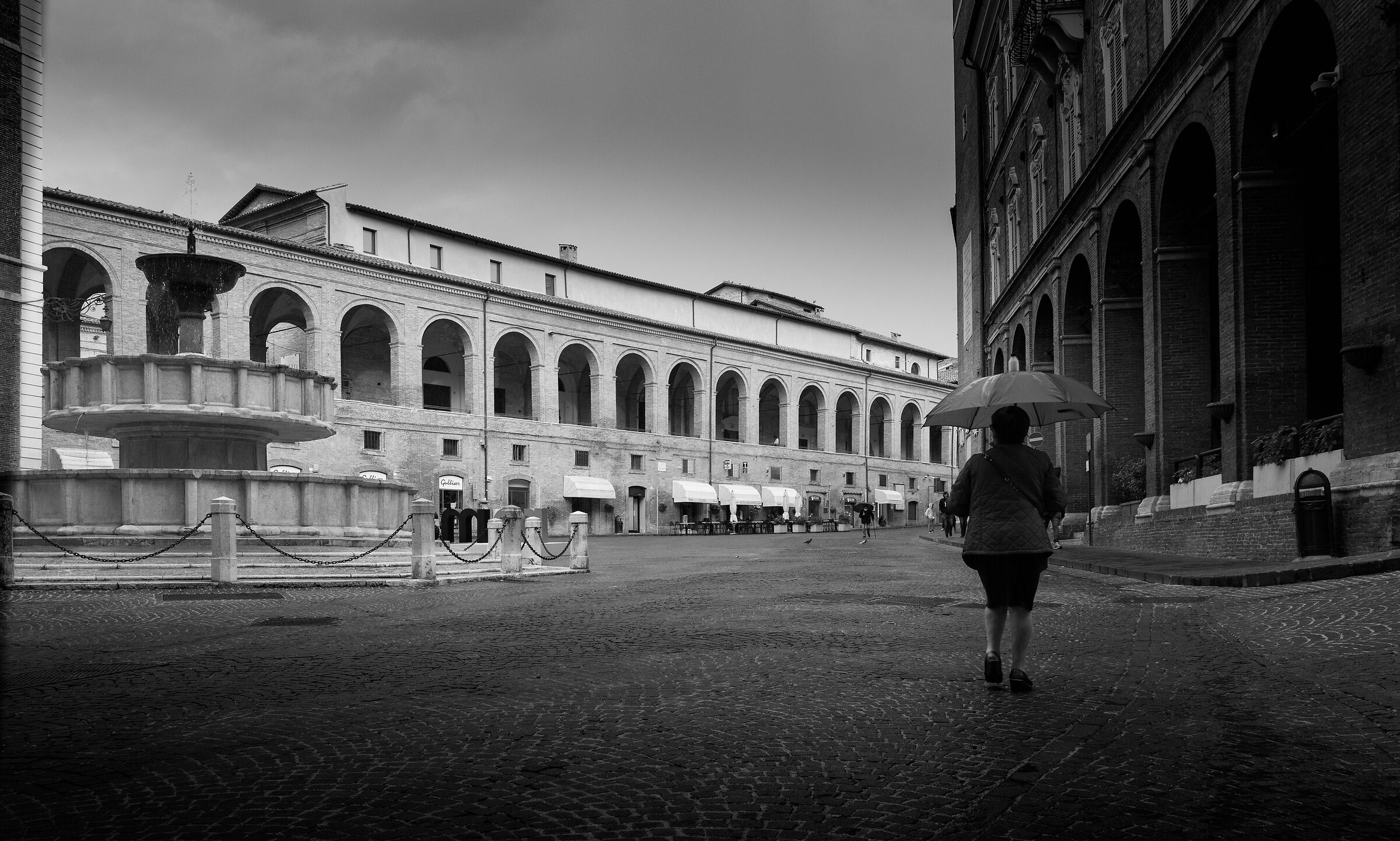 Passeggiando sotto la pioggia