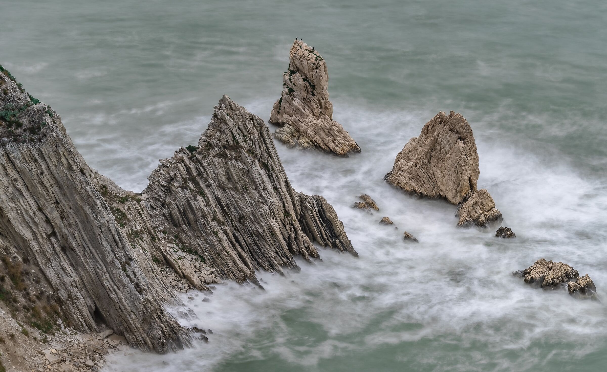 The stormy sea at the 2 Sisters