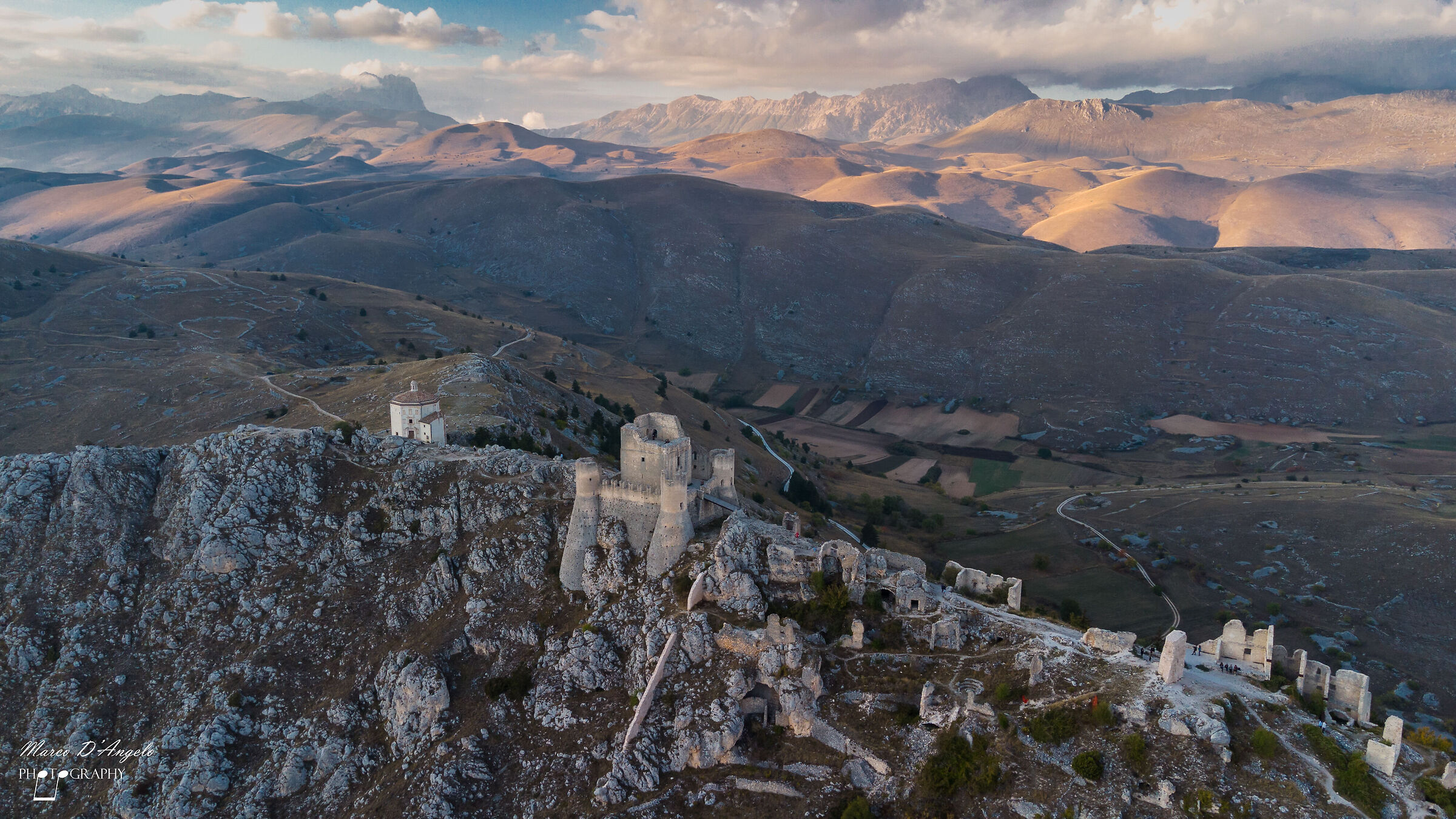 Il castello di Rocca Calascio dall'alto