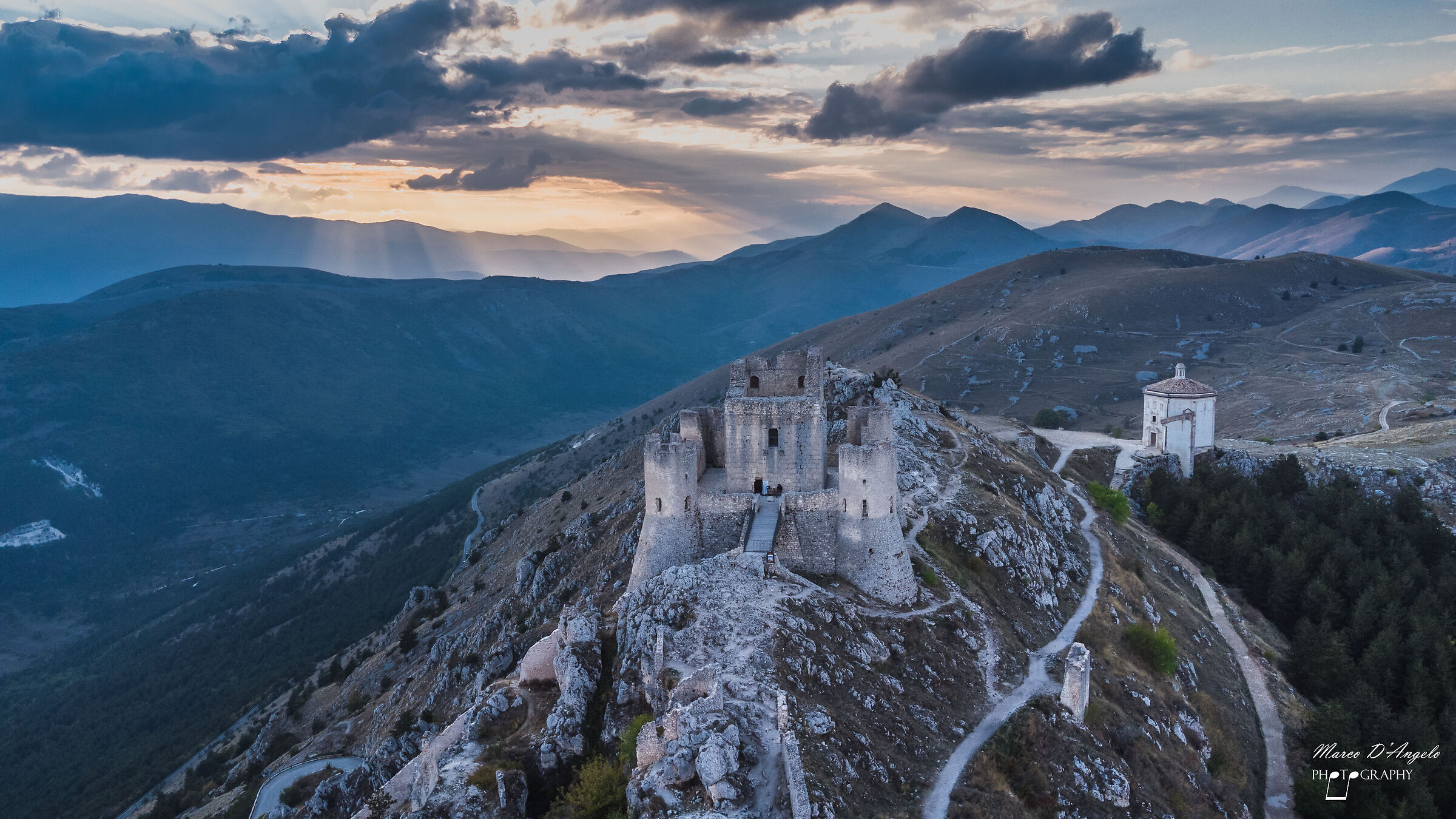 Tramonto al castello di Rocca Calascio dall'alto