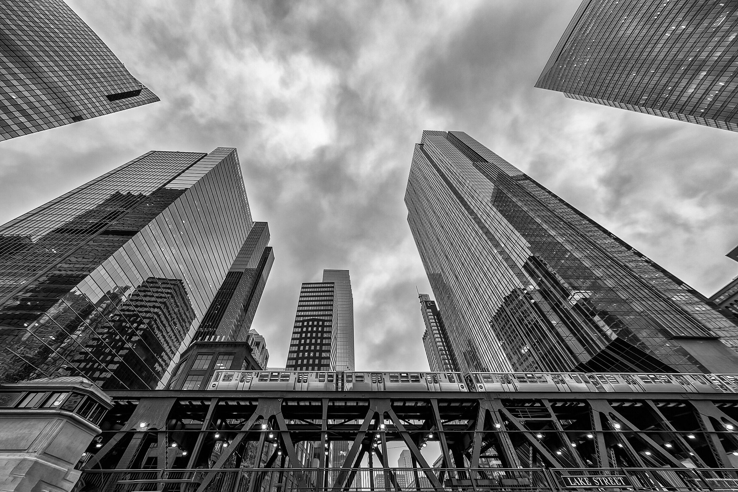 The elevated metro in Chicago nearby the Boeing