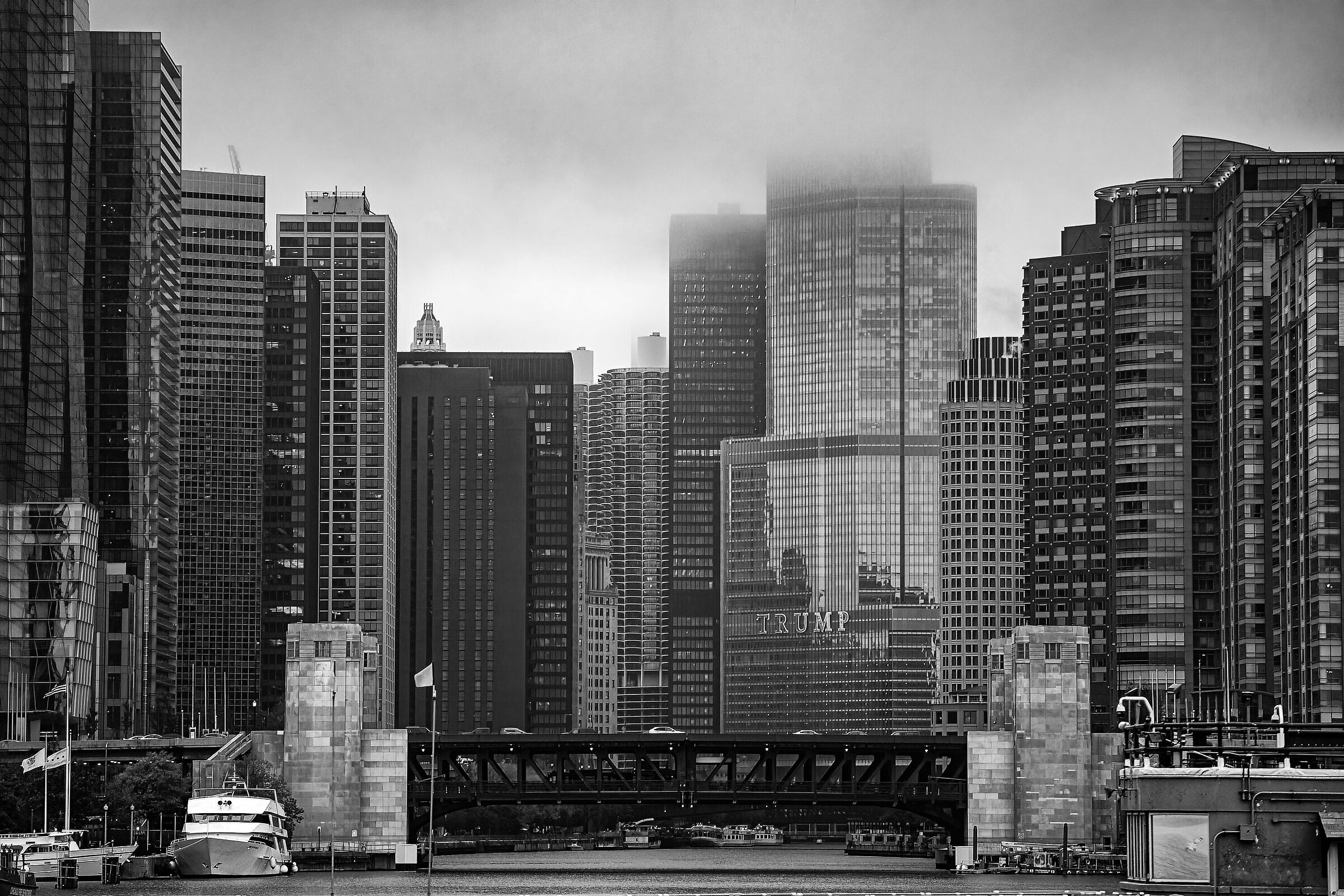 Sailing into the river from the lake Michigan