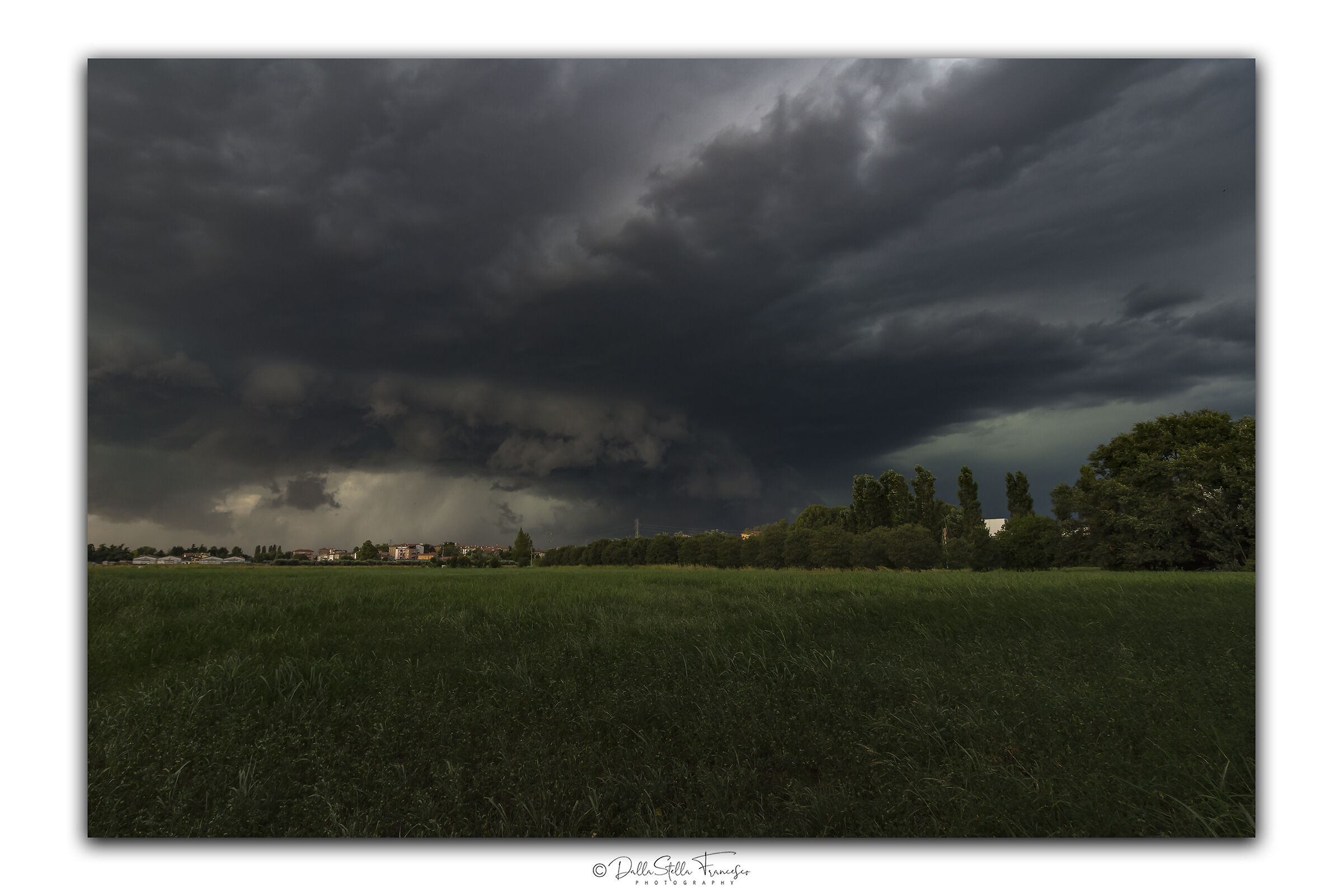 Shelf cloud on the Adige park