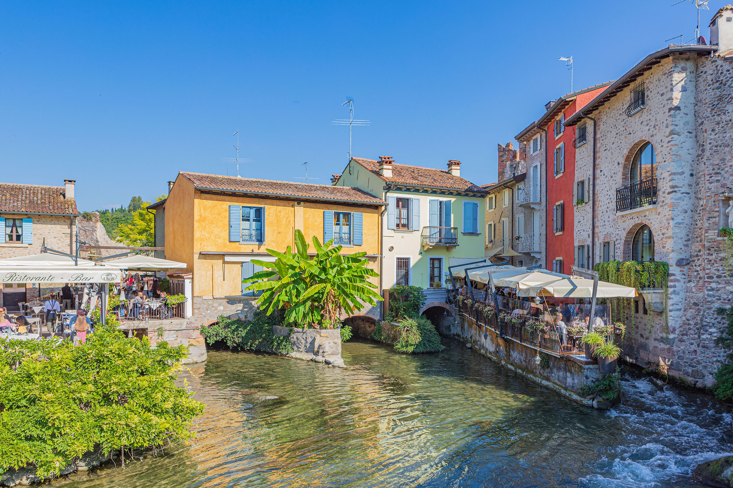 Lunch in color in Borghetto