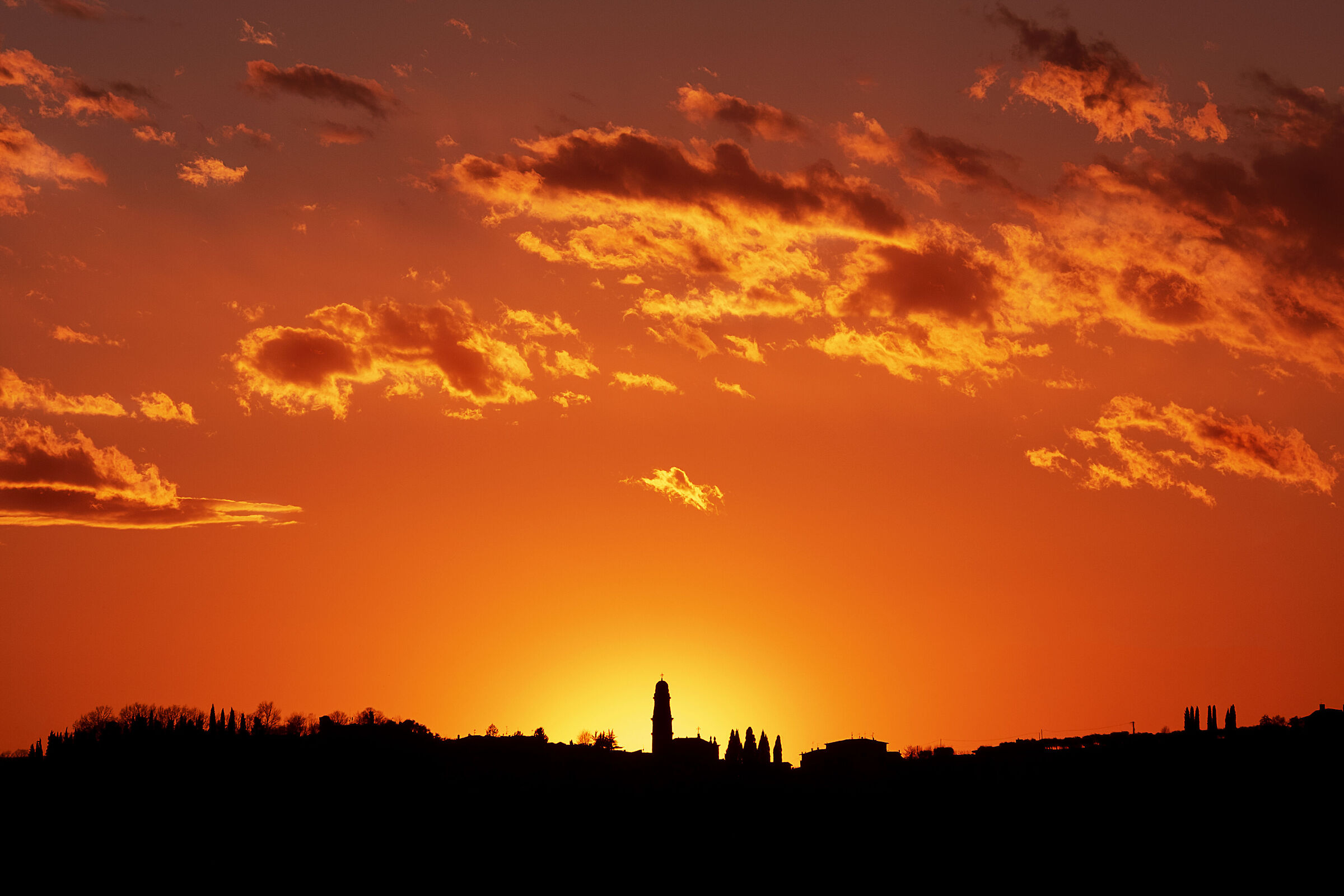 Silhouette di un cielo infuocato
