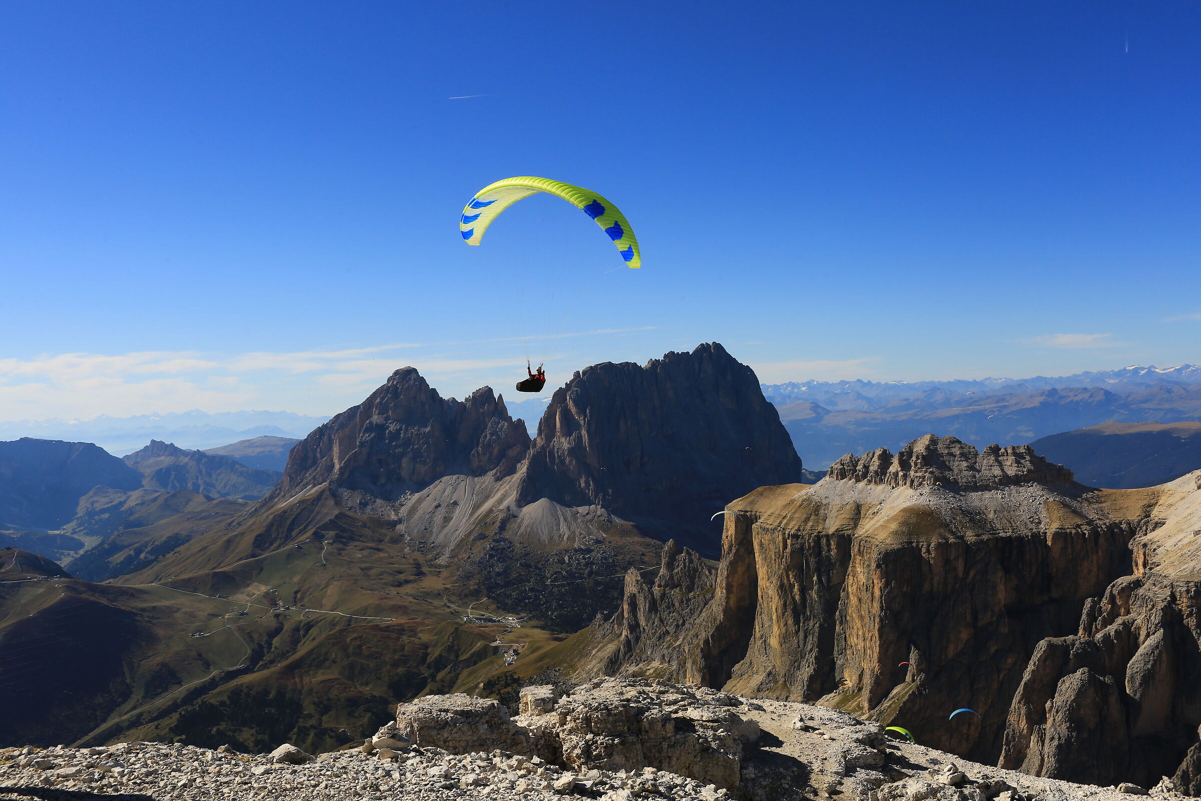 Free between the peaks.