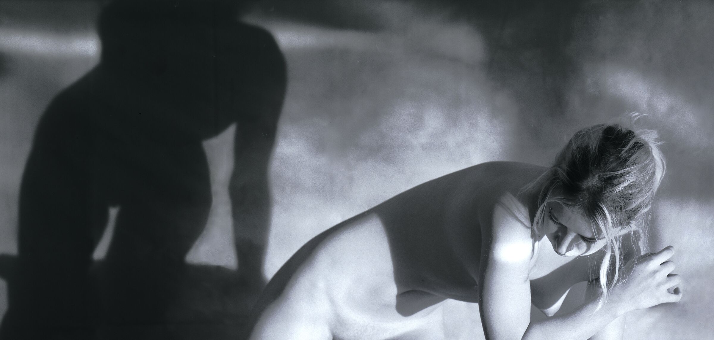 È più sensuale la modella o la sua ombra?