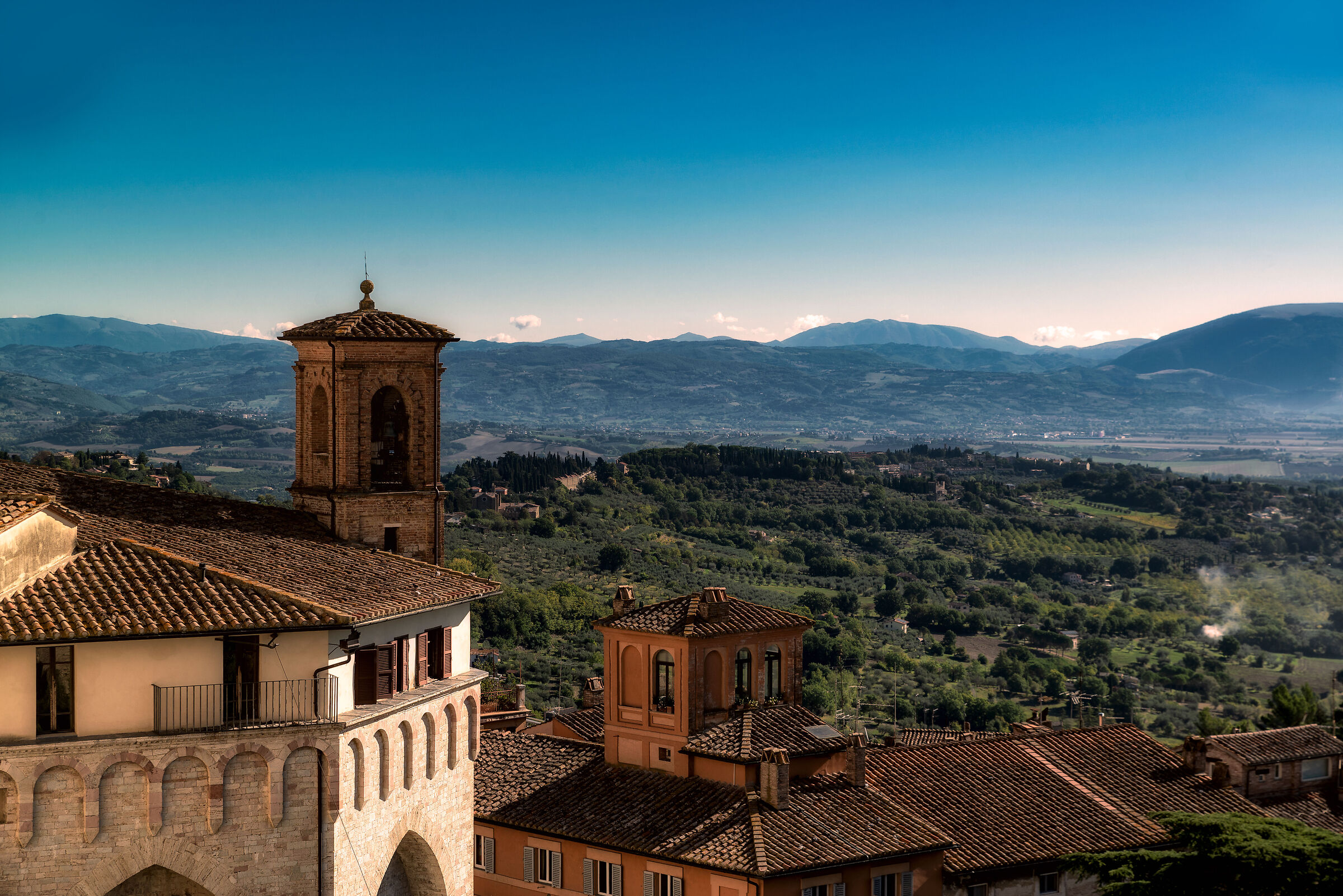 perugia e sullo sfondo la valle centrale umba