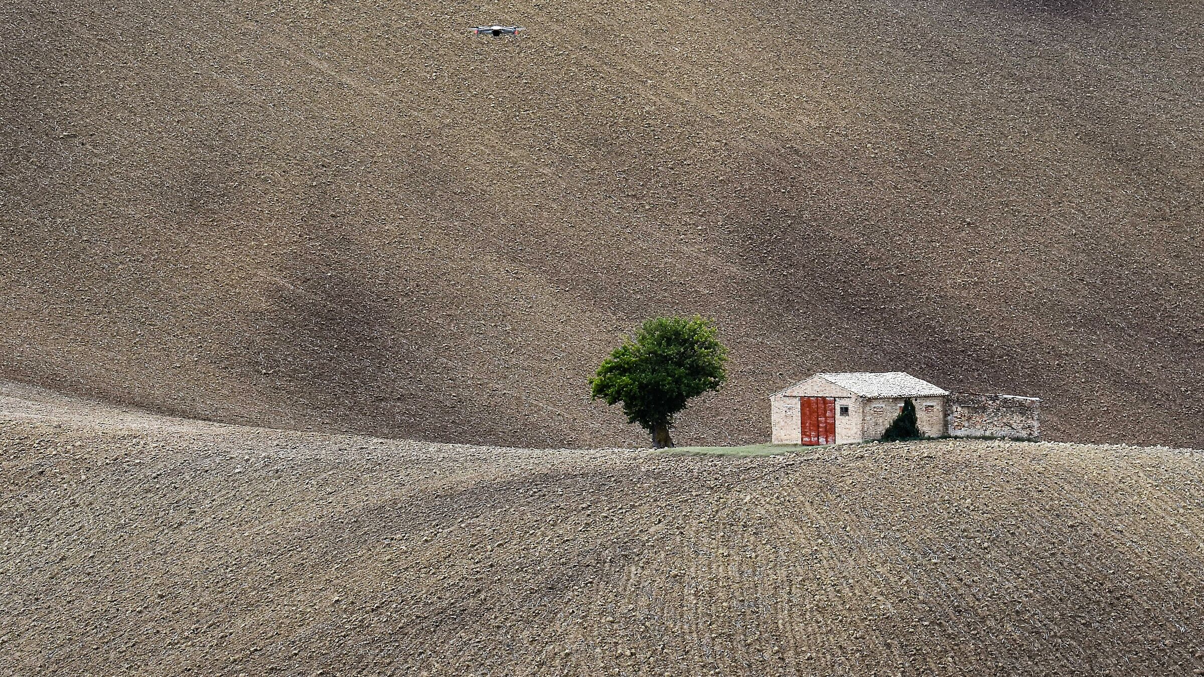 Drone in volo sul Casolare dalla porta rossa