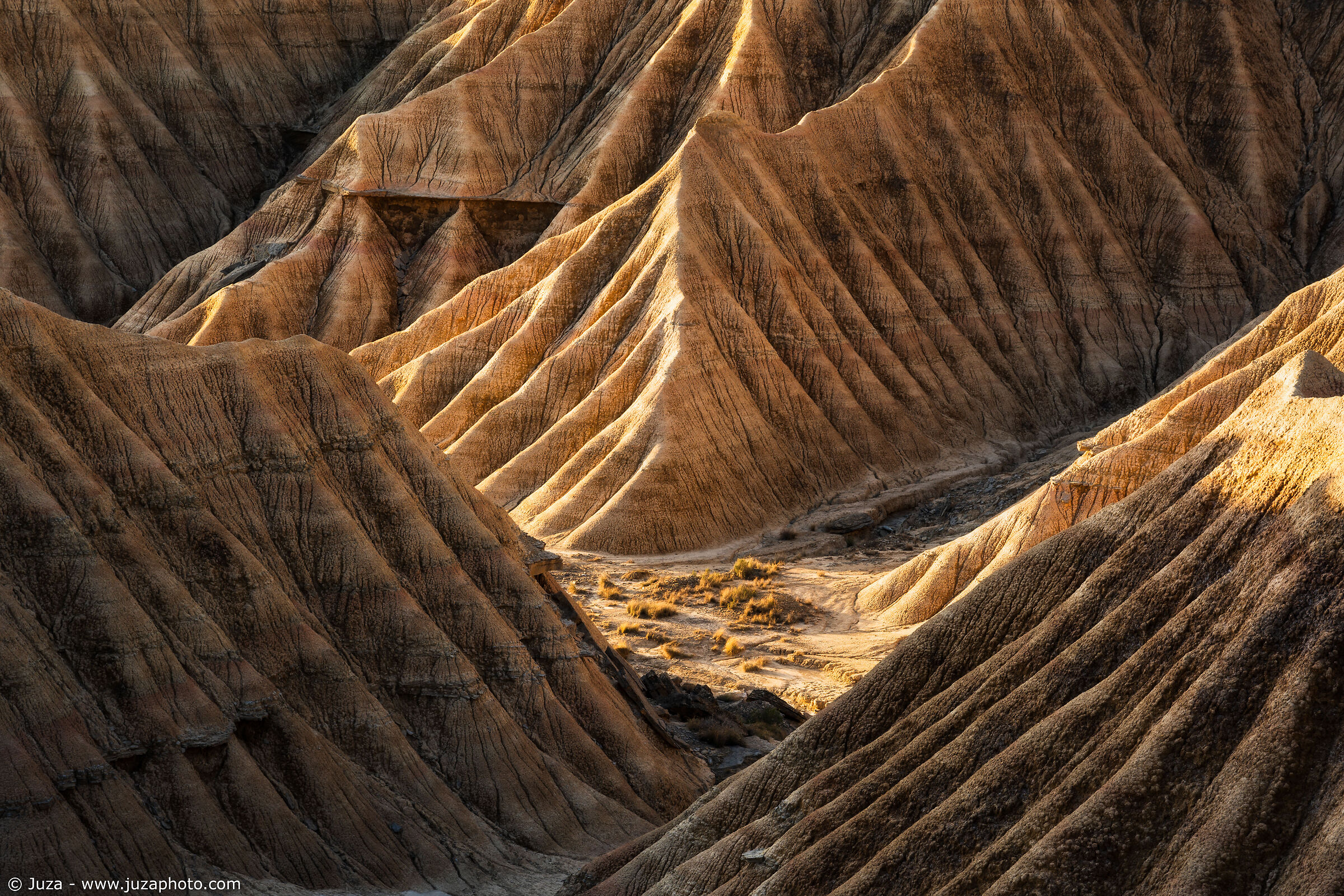 Diagonals, lines and light in the Bardenas