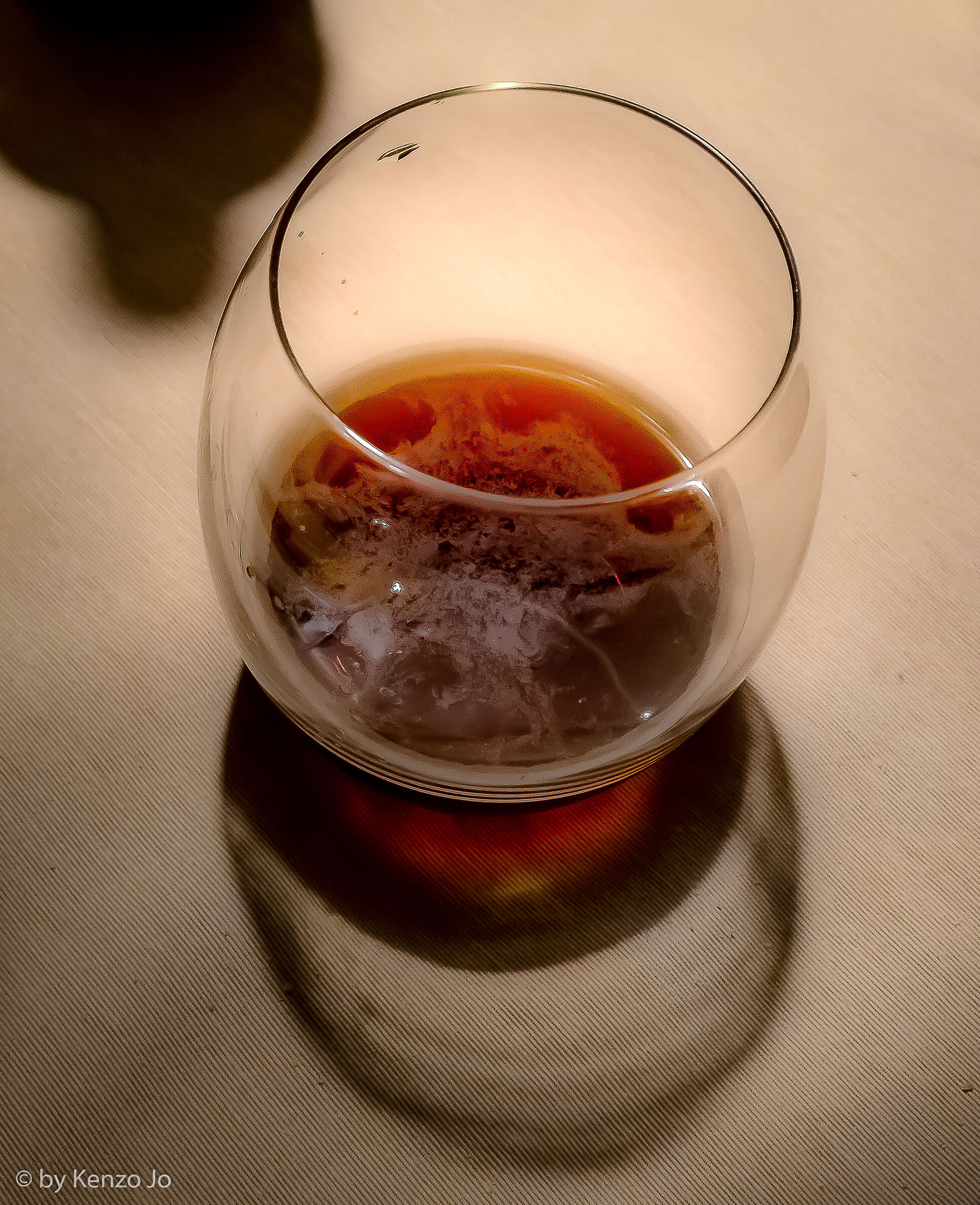 Serata con bicchiere e ombre.