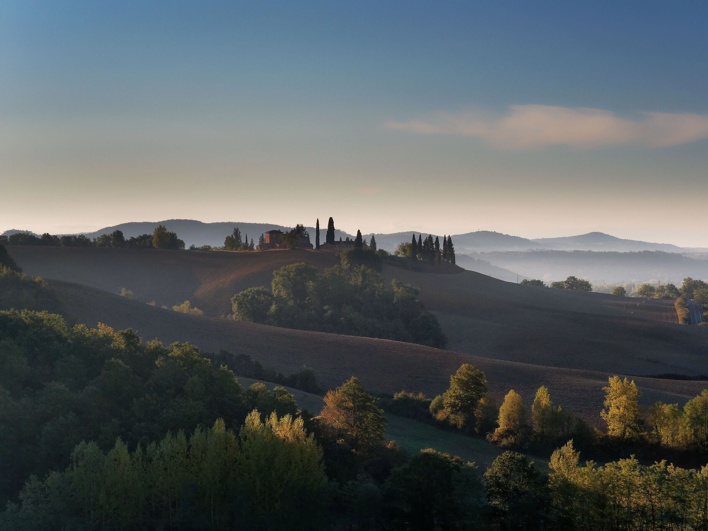 La prima luce che scalda le colline senesi