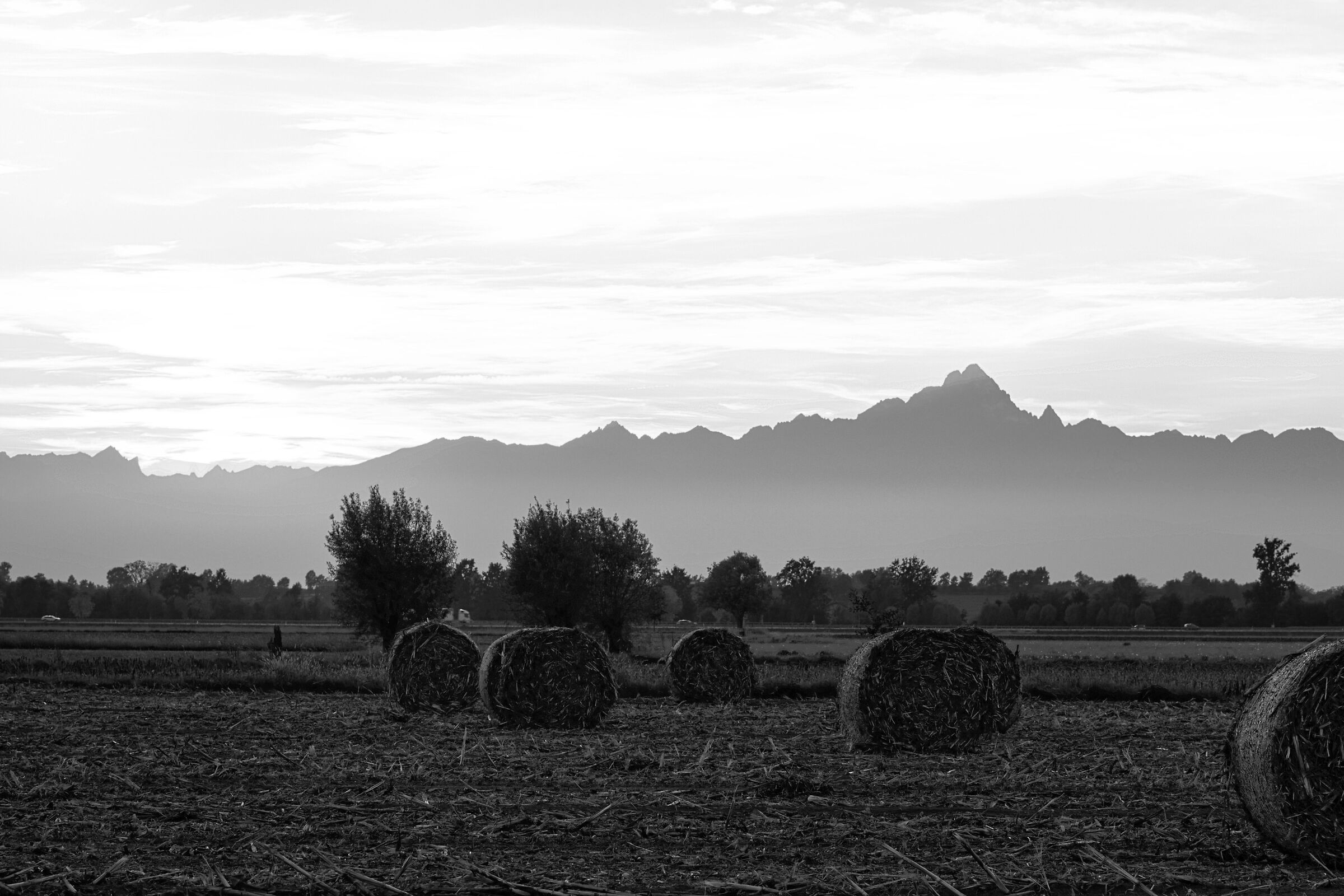 Tramonto Monviso b/n-