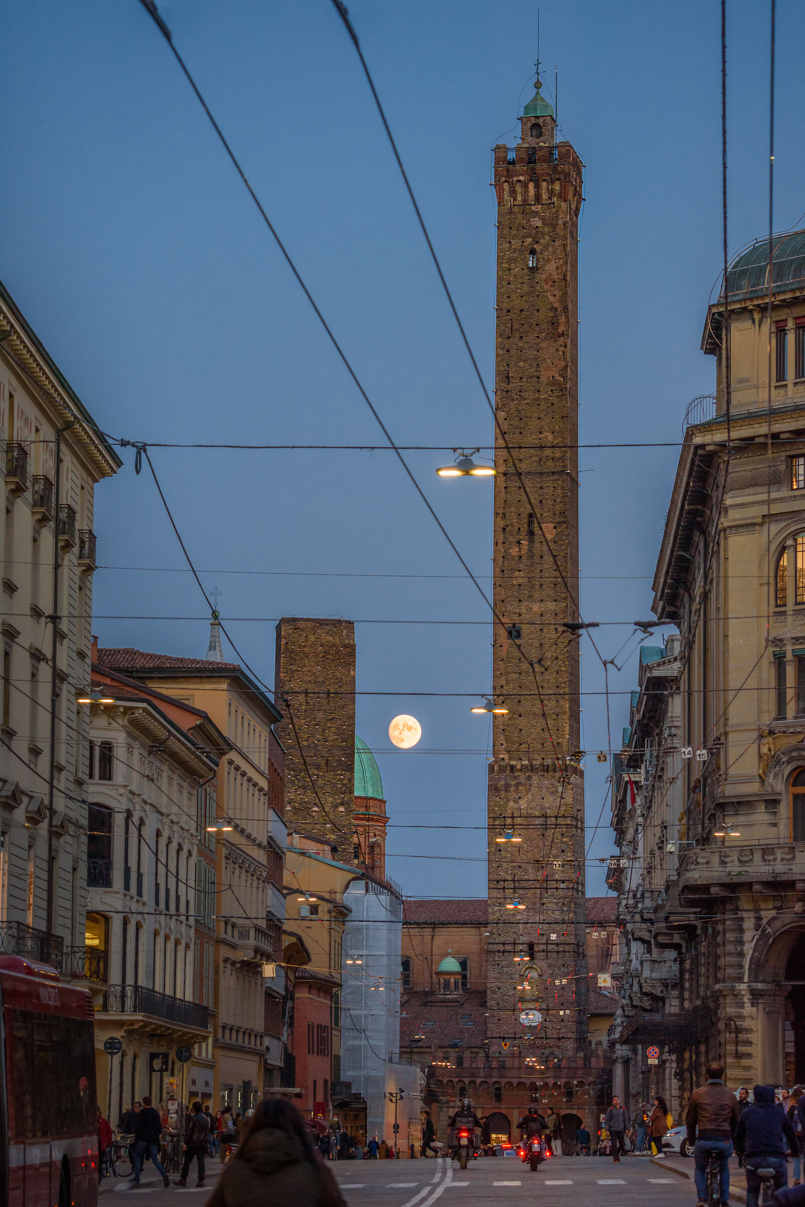 La Luna tra le Torri