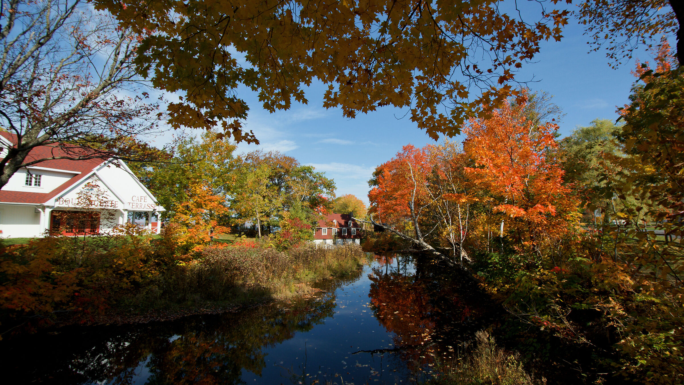 In the countryside, this Beaumont mill - Autumn