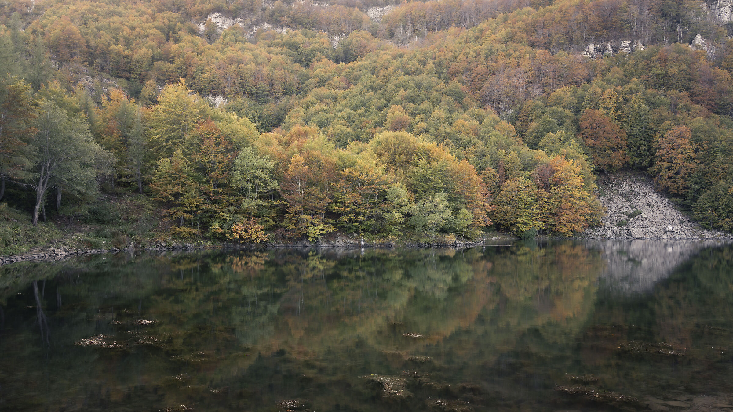 Lake Santo Modenese in autumn dress