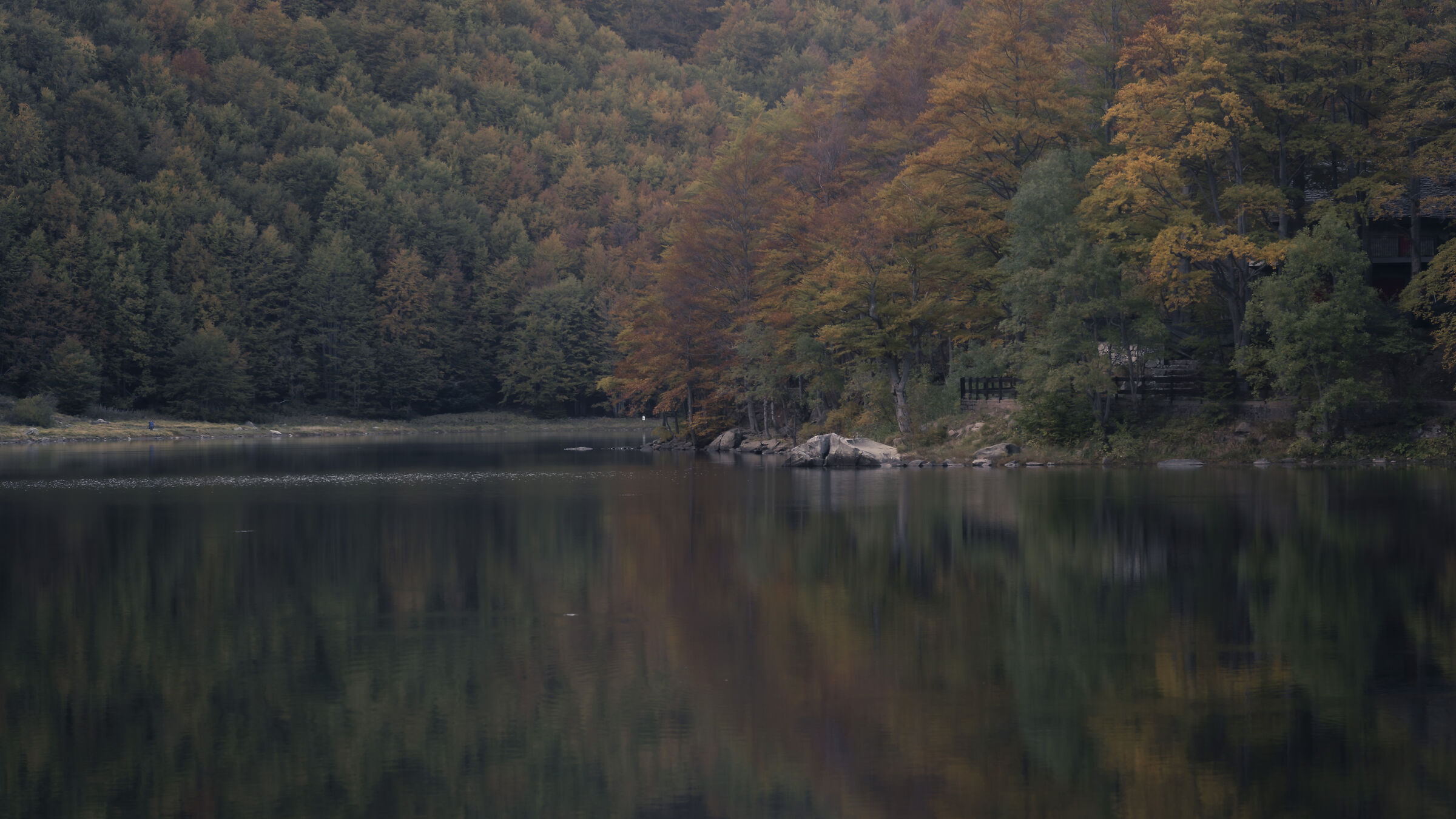 Lake Santo Modenese in autumn dress