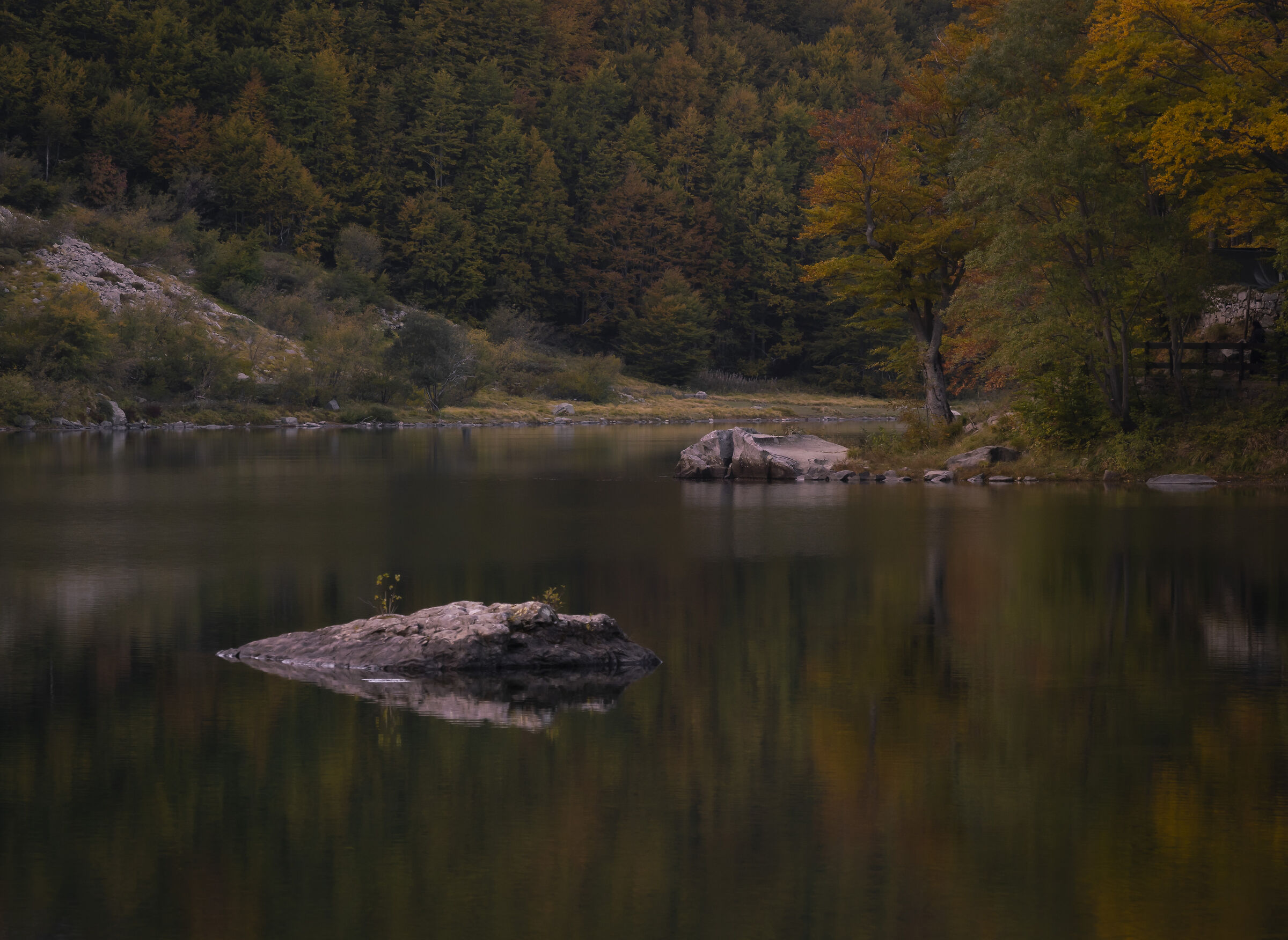 Lago Santo Modenese in veste autunnale