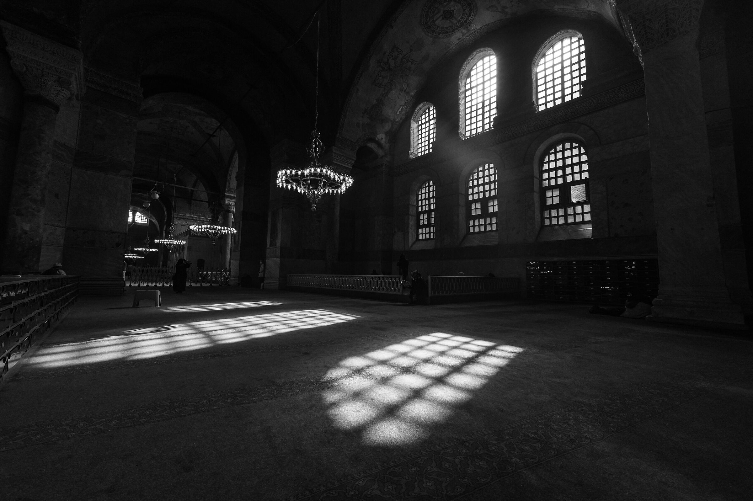 Donna che legge a Santa Sofia