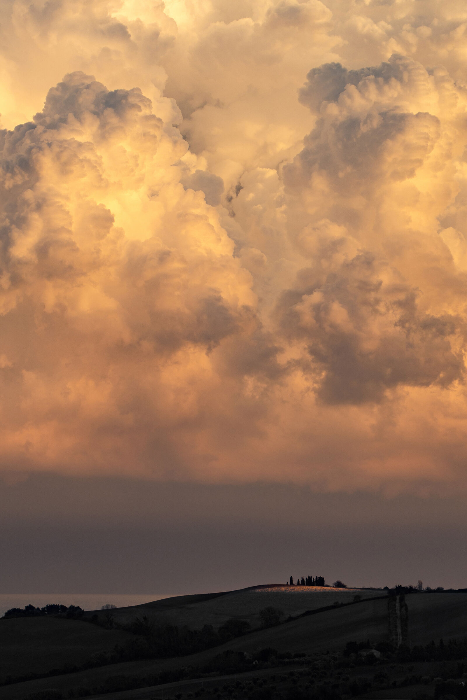 Nuvole colline e un pò di mare