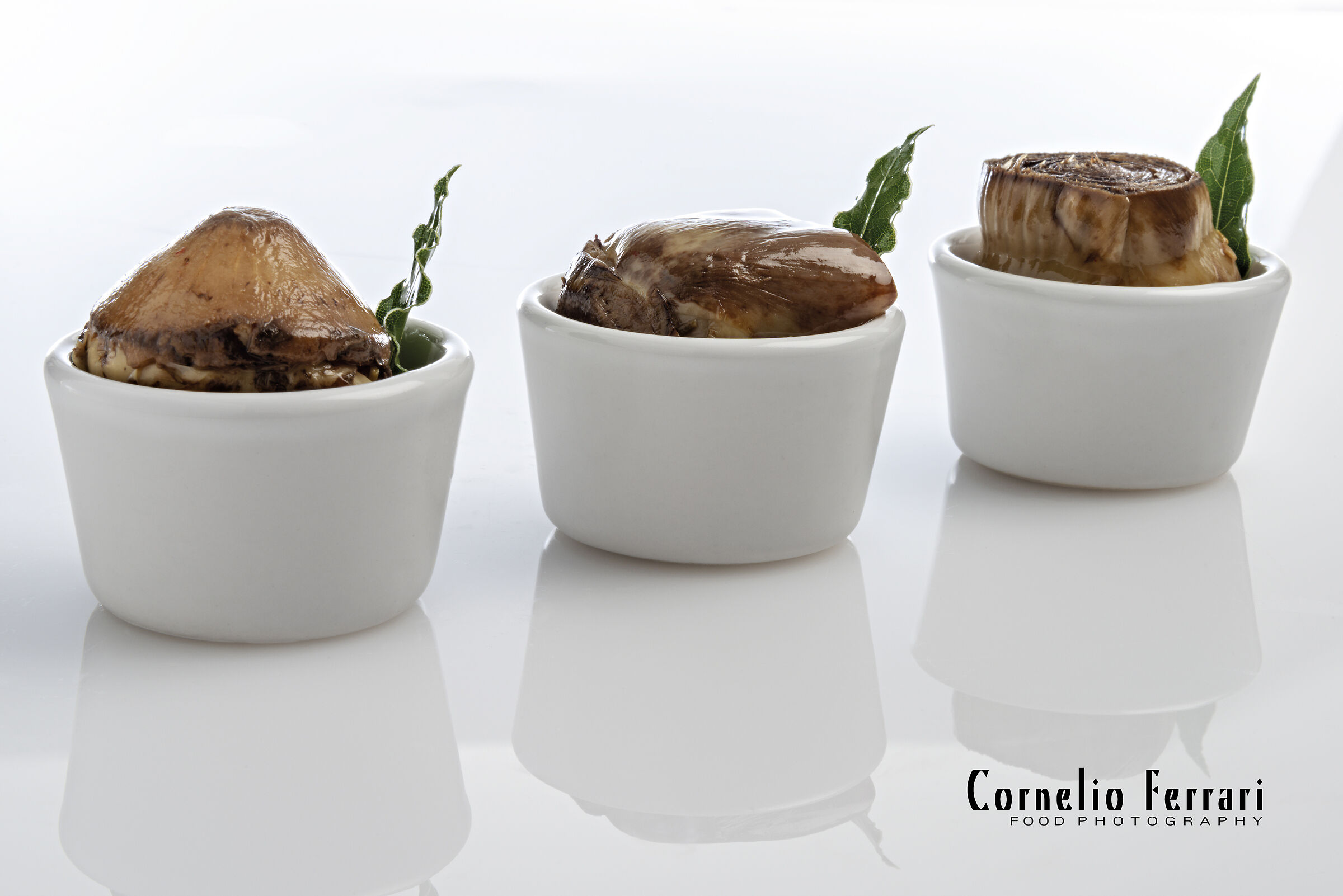 Carciofini sott'olio in ciotole bianche  FP