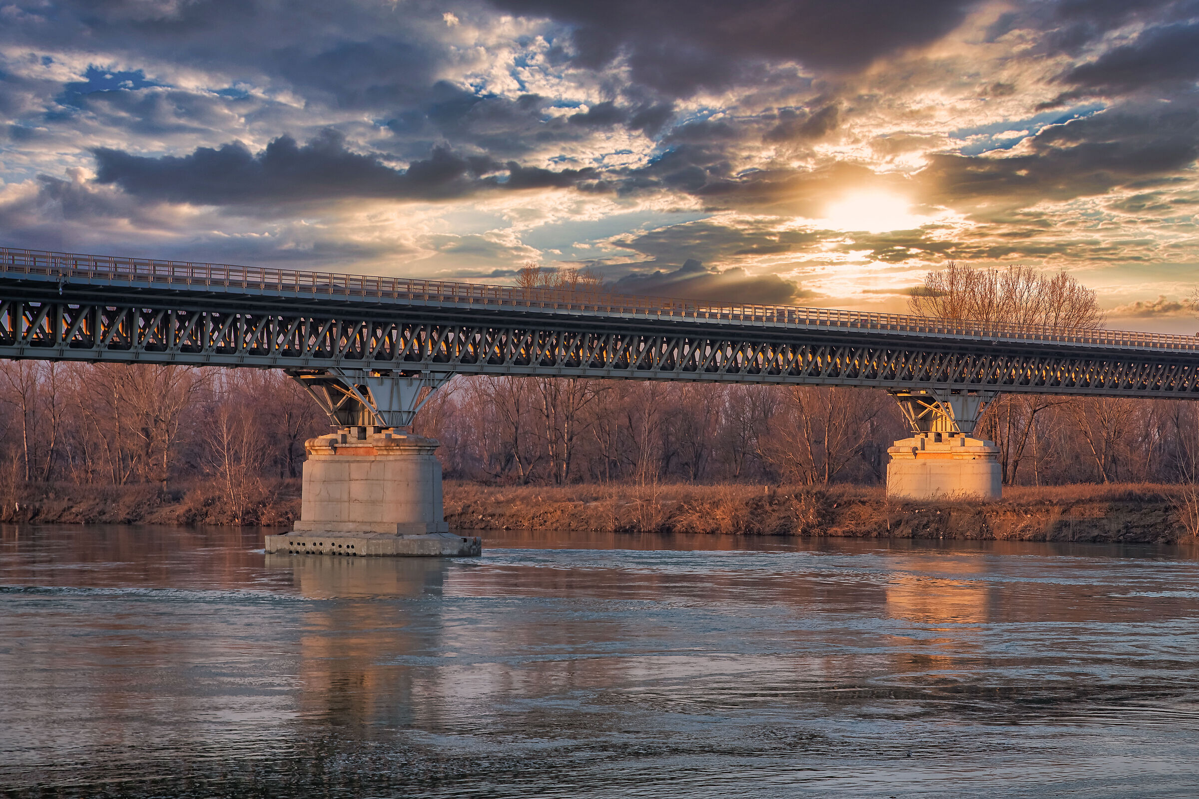Tramonti sul grande fiume